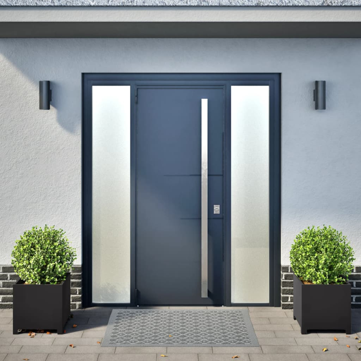 Una moderna porta d'ingresso grigia con luci laterali e due fioriere nere con cespugli.