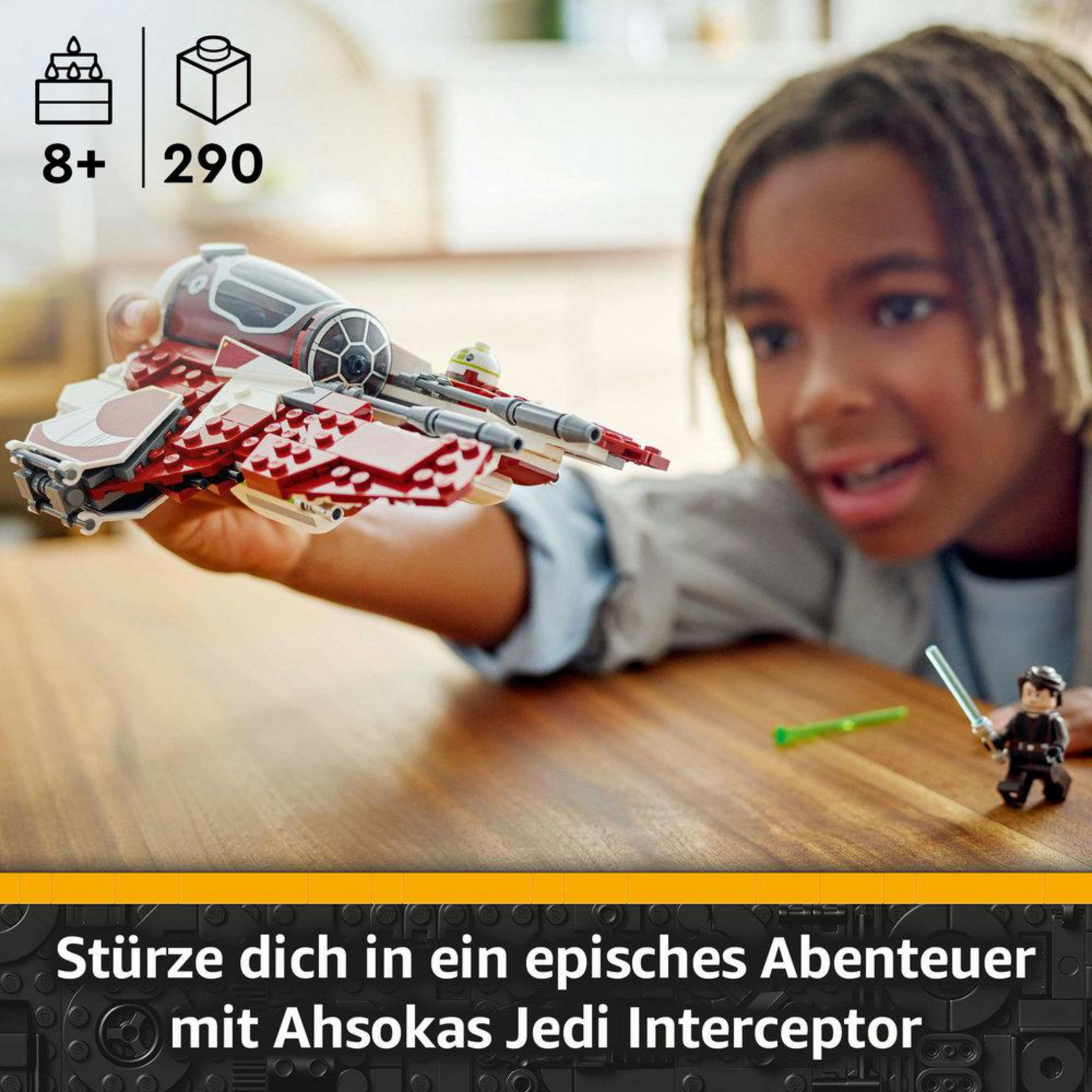 Un niño mirando un set de LEGO Star Wars, con un modelo de caza y figuras.