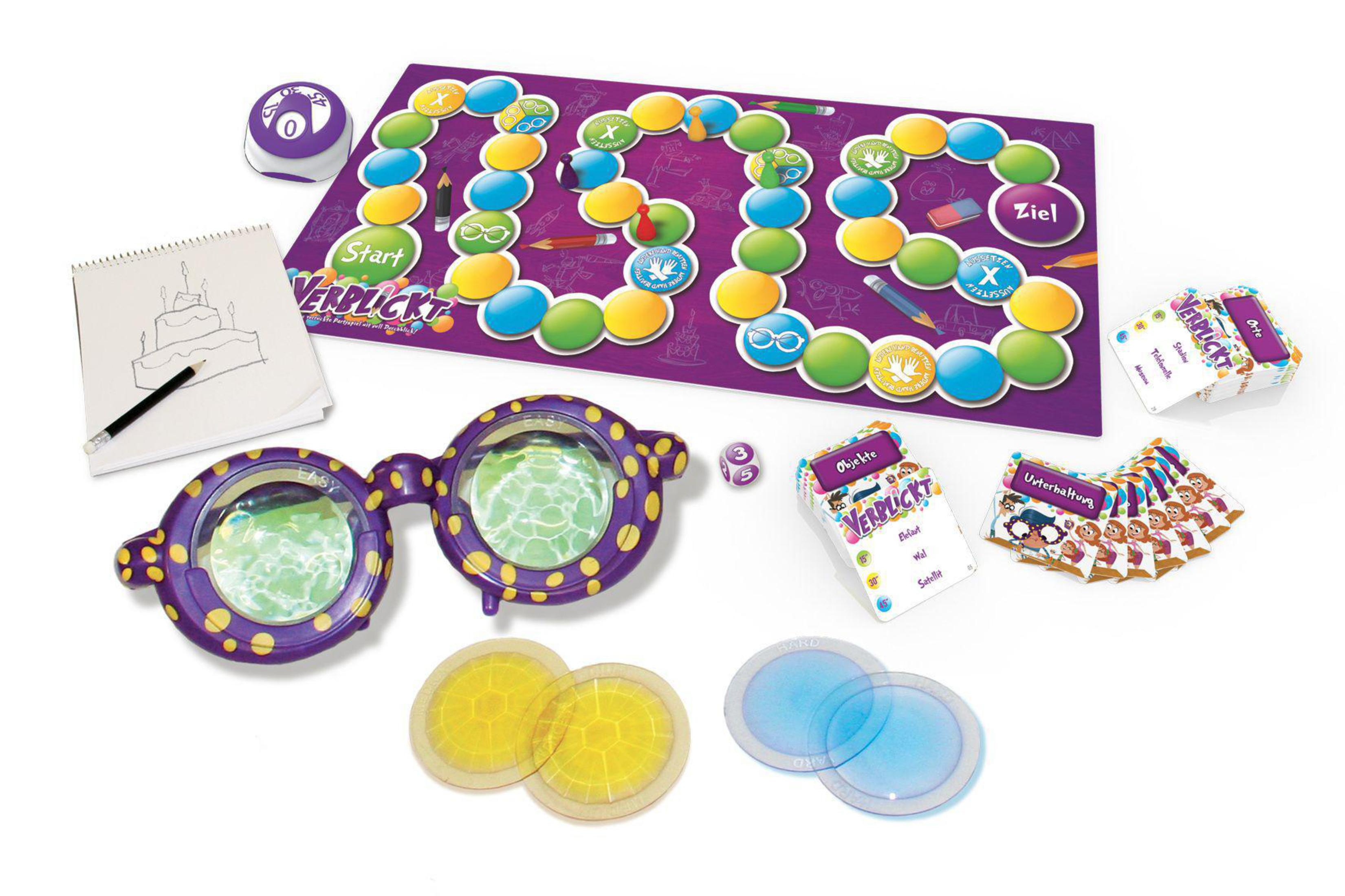 Ein Brettspiel-Setup mit einem lila Brett, Brille, Karten und Würfeln, alles auf weißer Oberfläche.