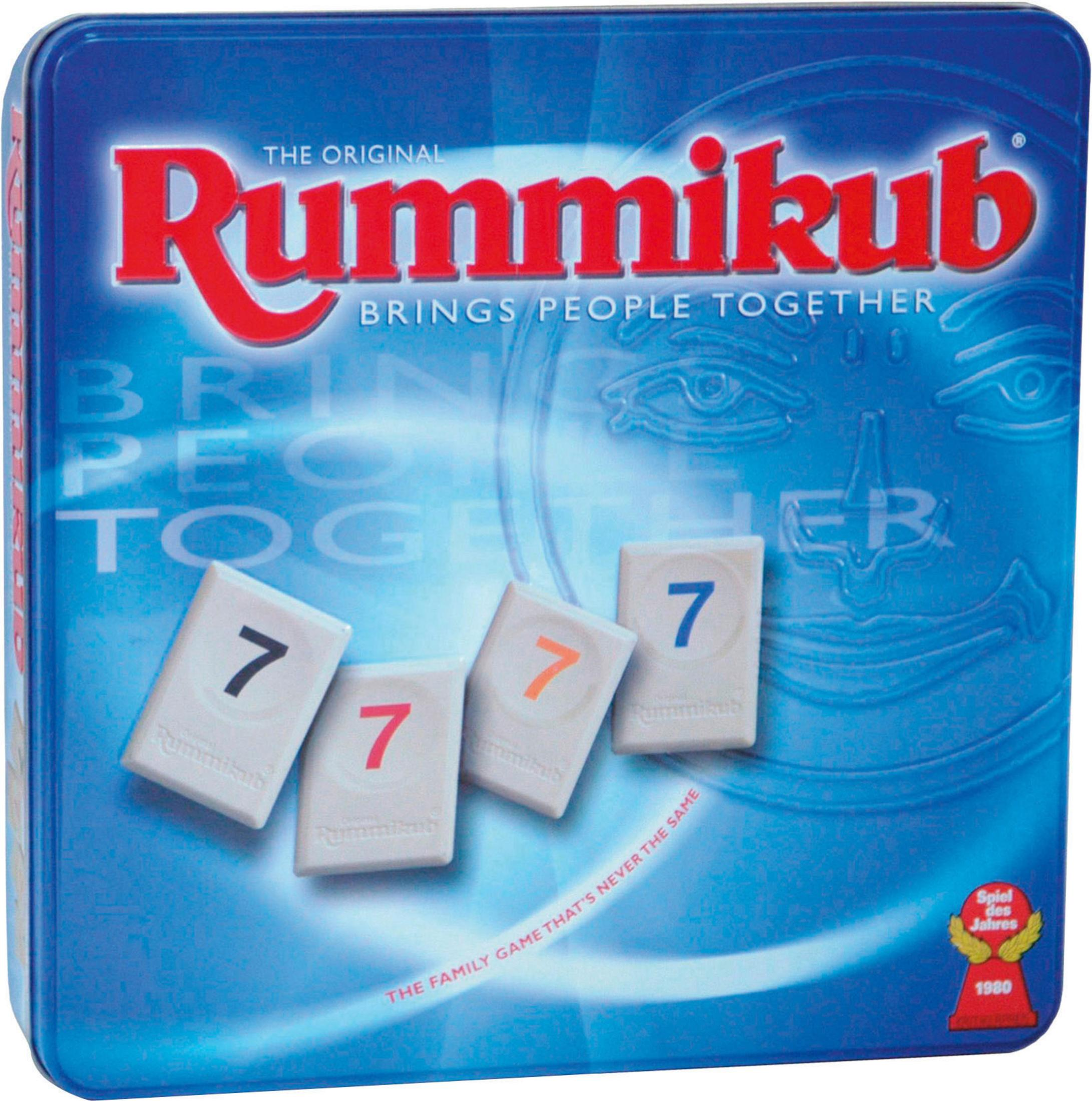 Die Rummikub-Spielbox und Spielsteine. Die Box ist blau, die Spielsteine haben Zahlen und Farben auf einem Tisch.