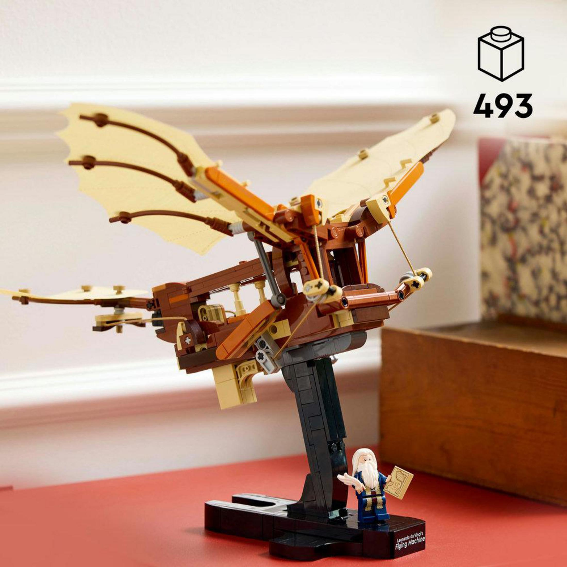 Model LEGO Maszyny latającej Leonarda da Vinci, z minifigurką, na stojaku.