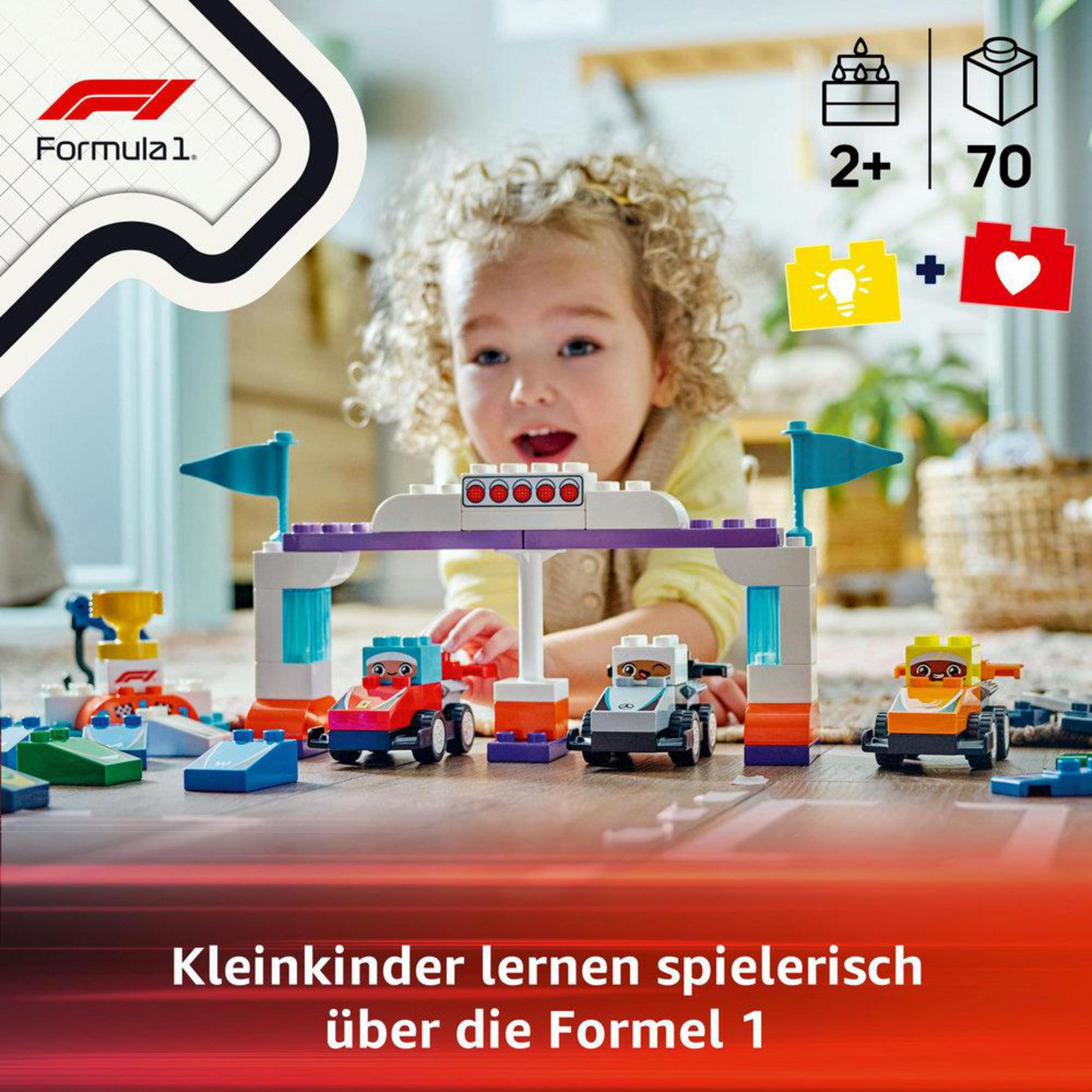 Set Lego Duplo con auto da corsa e traguardo. Un bambino ci gioca.