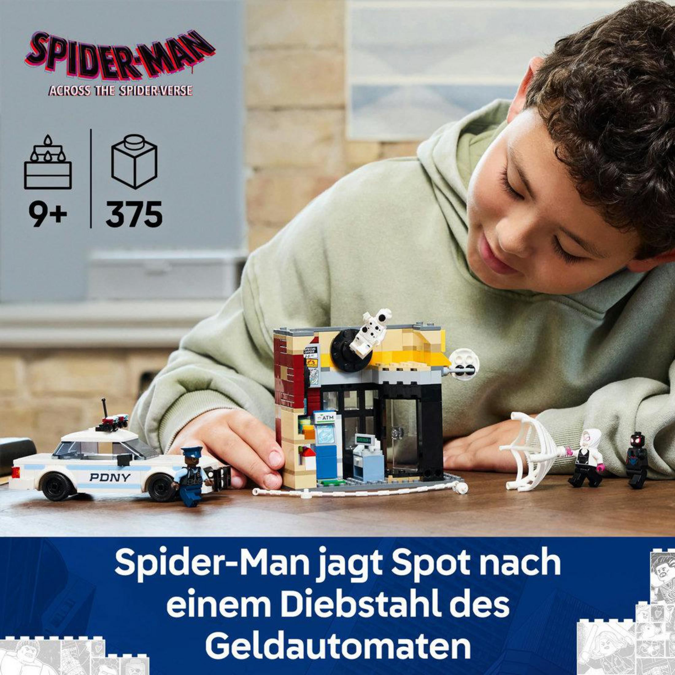 Un niño jugando con un set de Lego de Spider-Man. El set muestra un edificio y un coche de policía.
