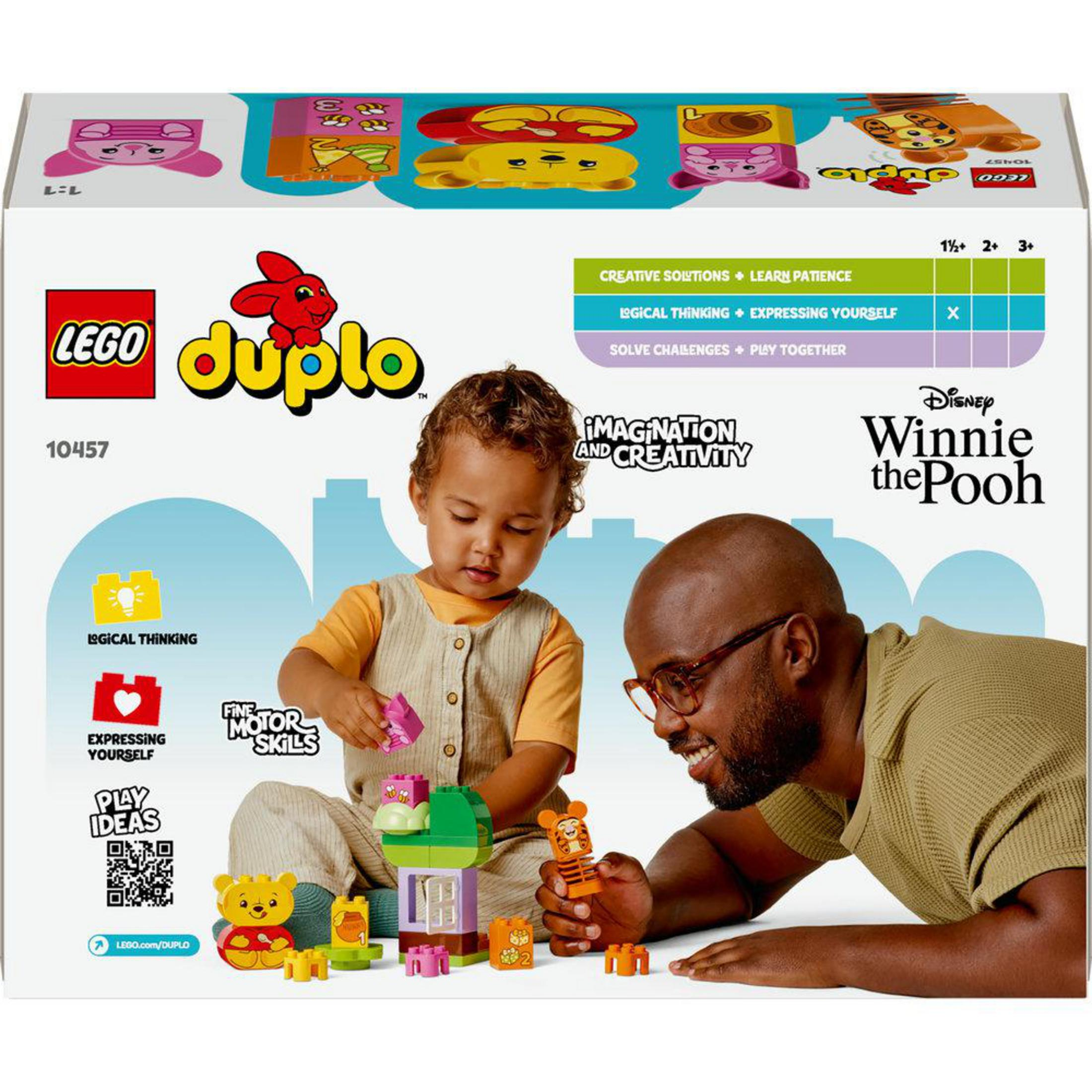 Un padre y un niño juegan con bloques de Lego. El set tiene un tema de Winnie the Pooh.