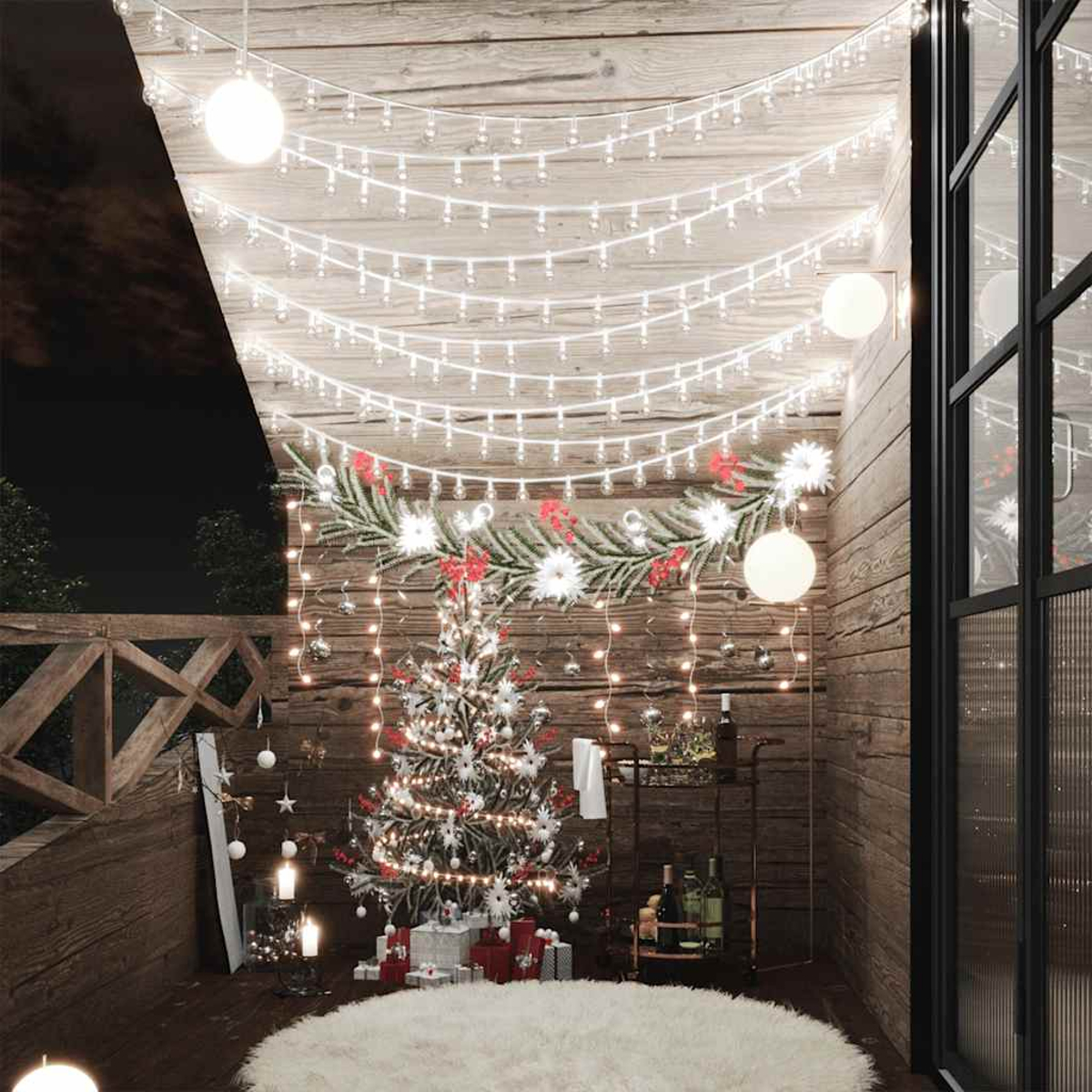 Weihnachtsdekorationen auf einem Balkon. Ein Baum, Lichter und Kerzen schaffen eine festliche Urlaubsszene.