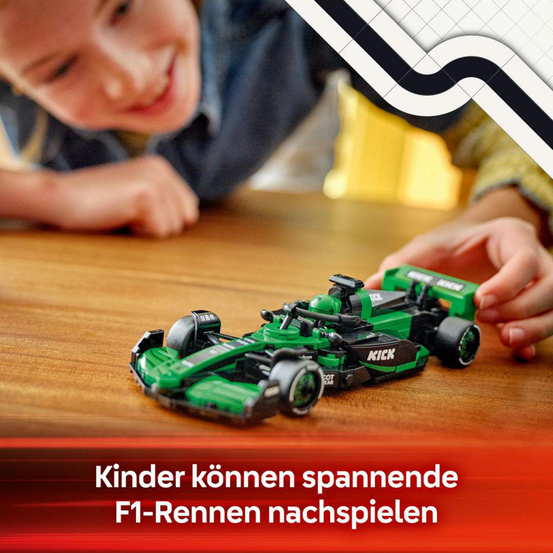 Bir çocuk yeşil bir Lego yarış arabasıyla oynuyor. Araba ahşap bir masanın üzerinde.