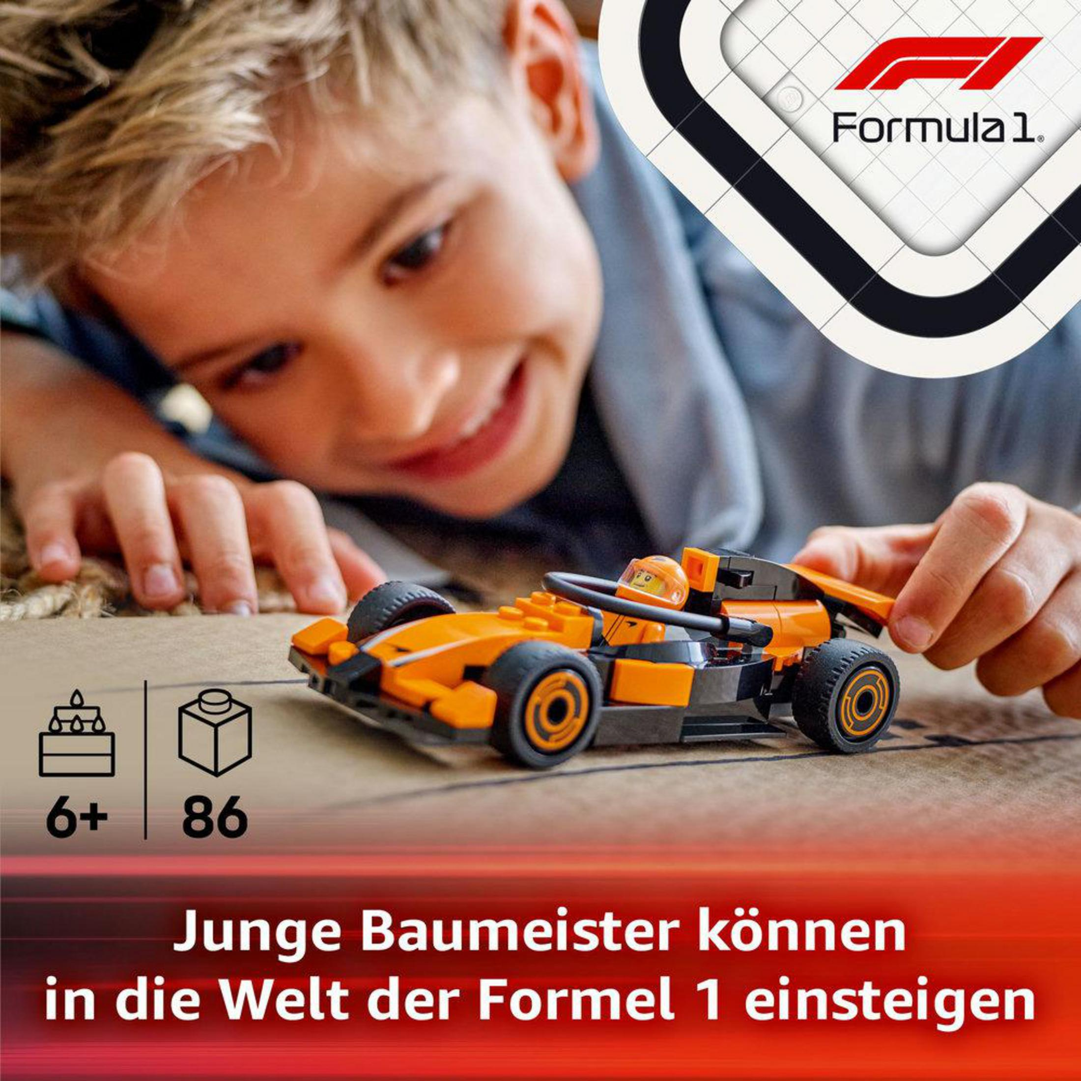 Een kind speelt met een oranje F1 Lego-auto. Het logo en de tekst staan op de achtergrond.