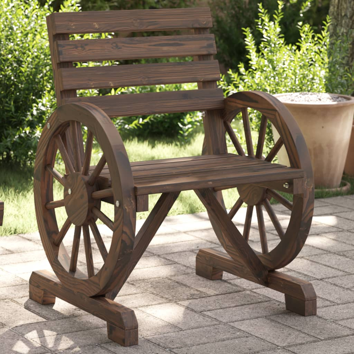 Ein Holzstuhl mit Wagenradseiten, auf einer gepflasterten Oberfläche, umgeben von Grün.