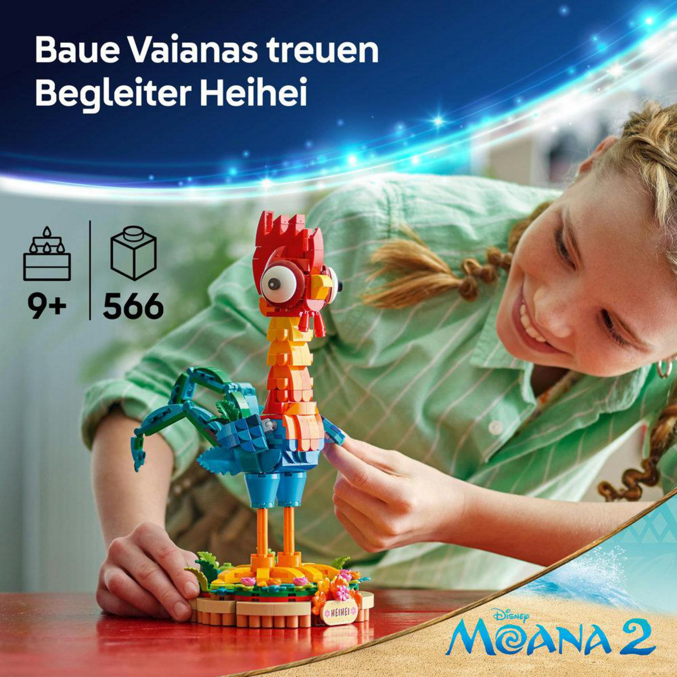 LEGO Moana seti: bir kız Heihei tavuk modelini inşa ediyor.