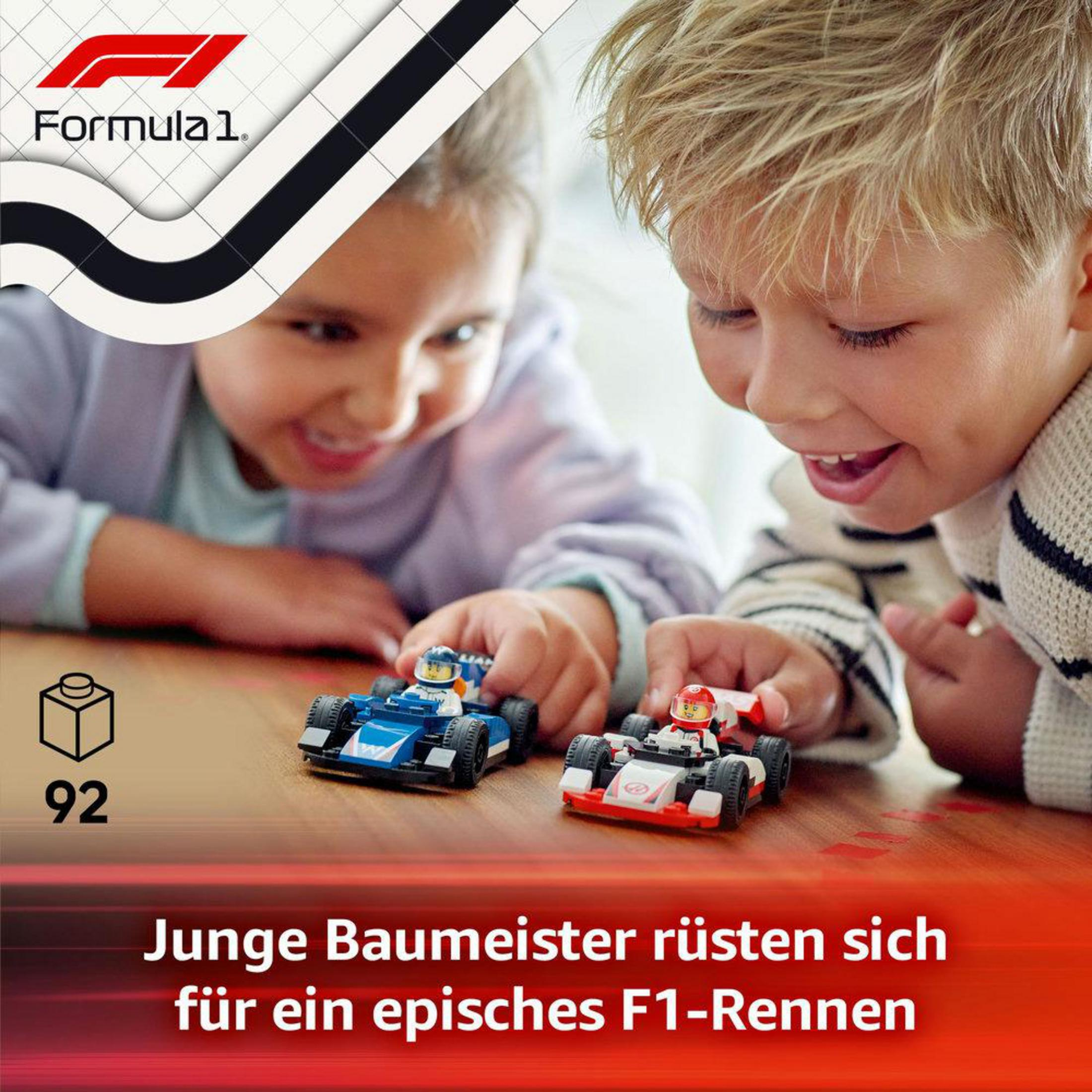 Set Lego: Dos jóvenes constructores juegan con coches de Fórmula 1.