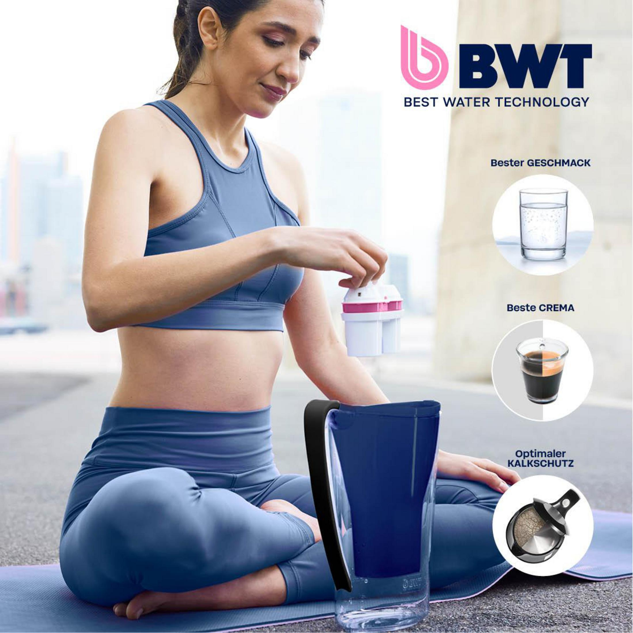 Una donna in abbigliamento sportivo versa acqua in un filtro per l'acqua blu, con testo e immagini.
