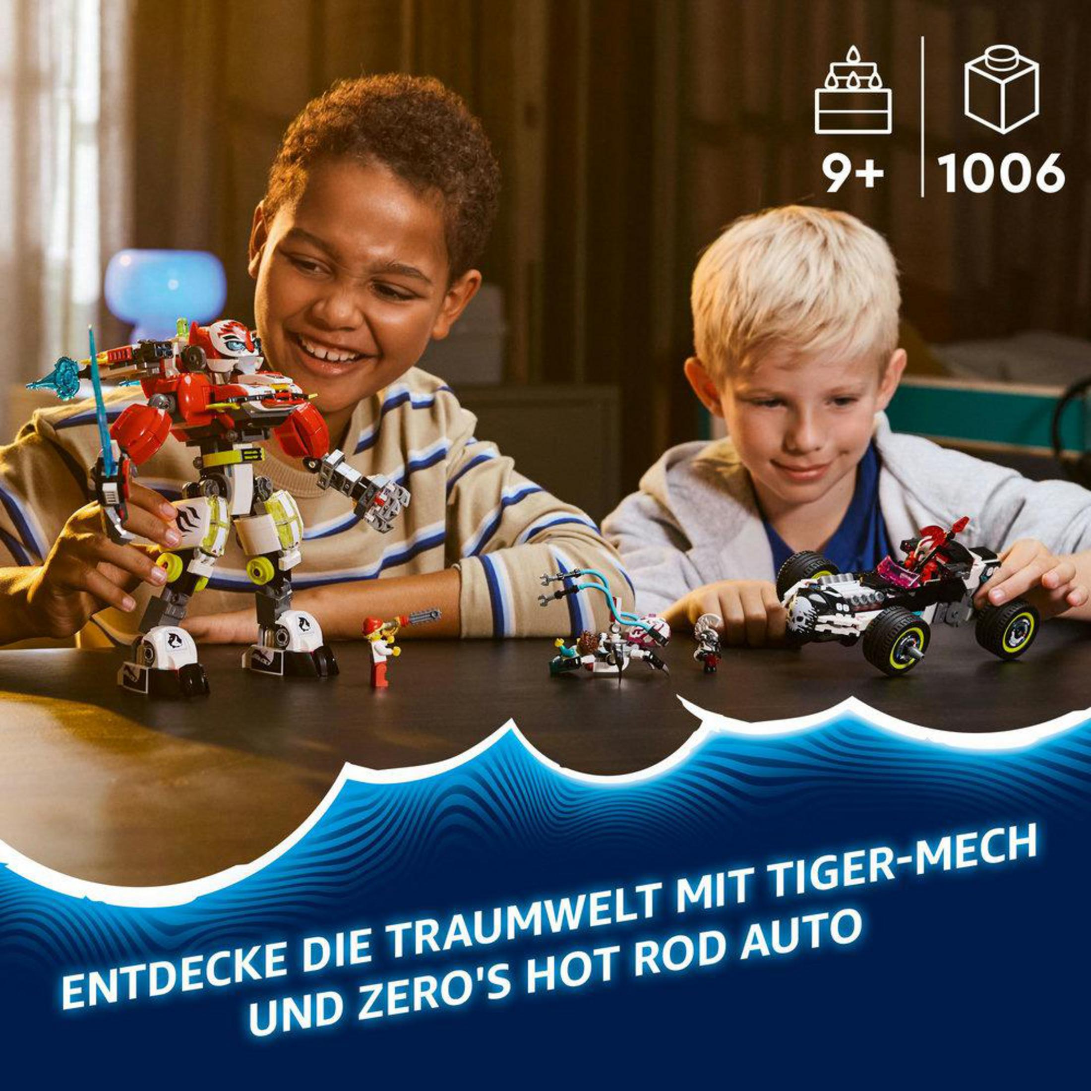 Dwóch chłopców bawi się zestawami Lego; jeden z mechem, drugi z samochodem. Zestawy mają czerwone, białe i żółte elementy.