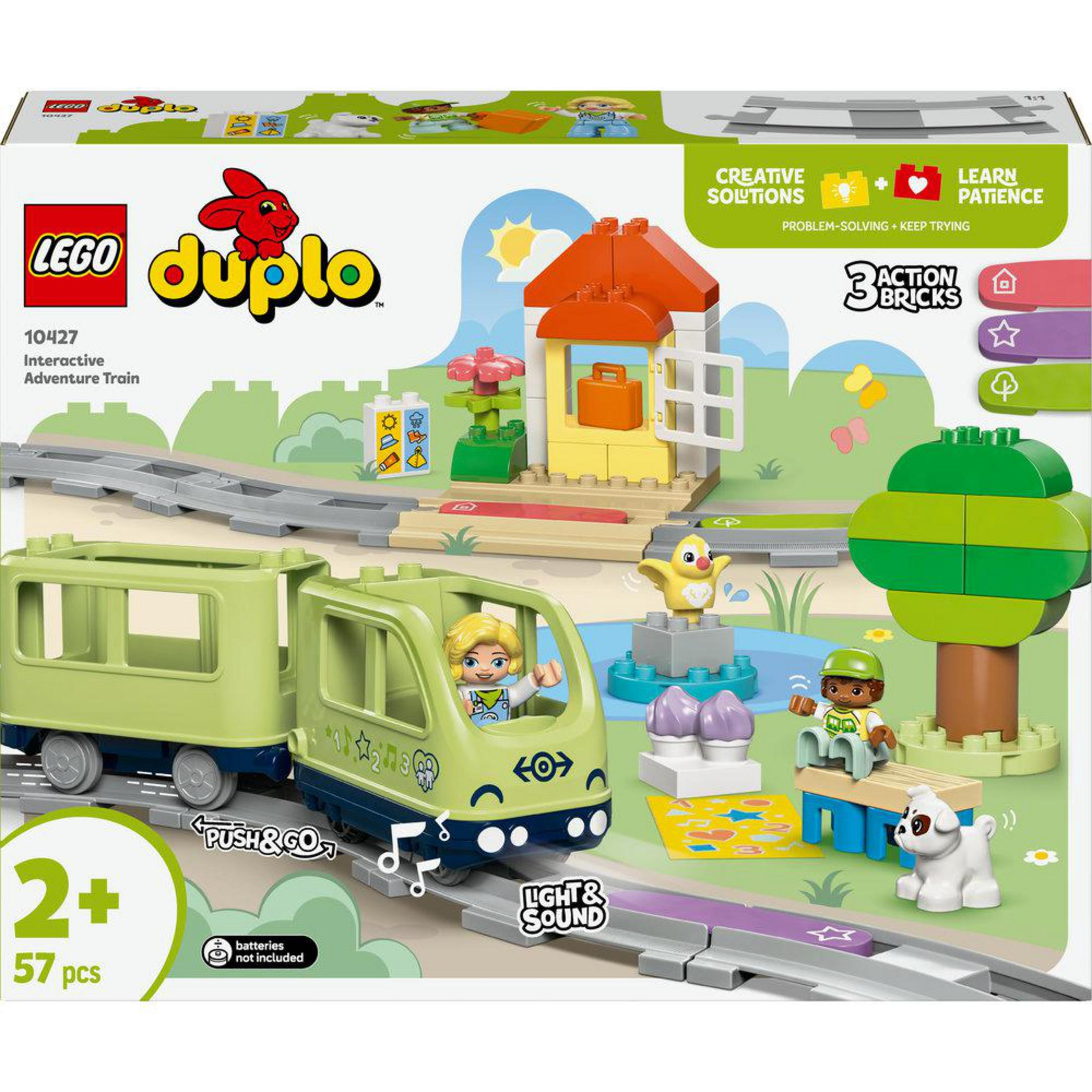 Set Lego Duplo con un tren, dos vagones, figuras y una casa. El set incluye una vía de tren y un árbol verde.