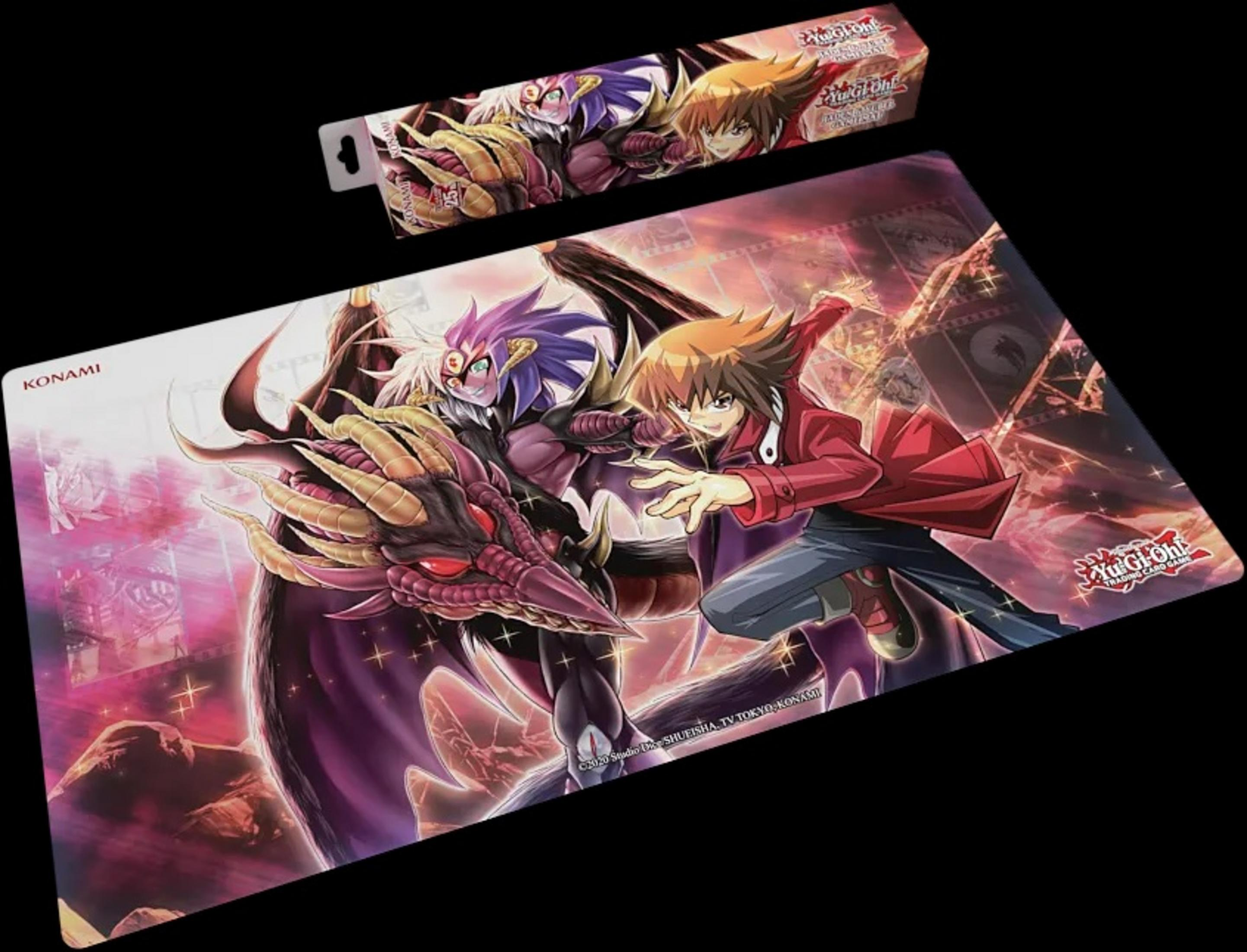 Yu-Gi-Oh! Spielmatte mit einem Drachen und zwei Charakteren. Ein Boosterpack liegt oben auf der Spielmatte.