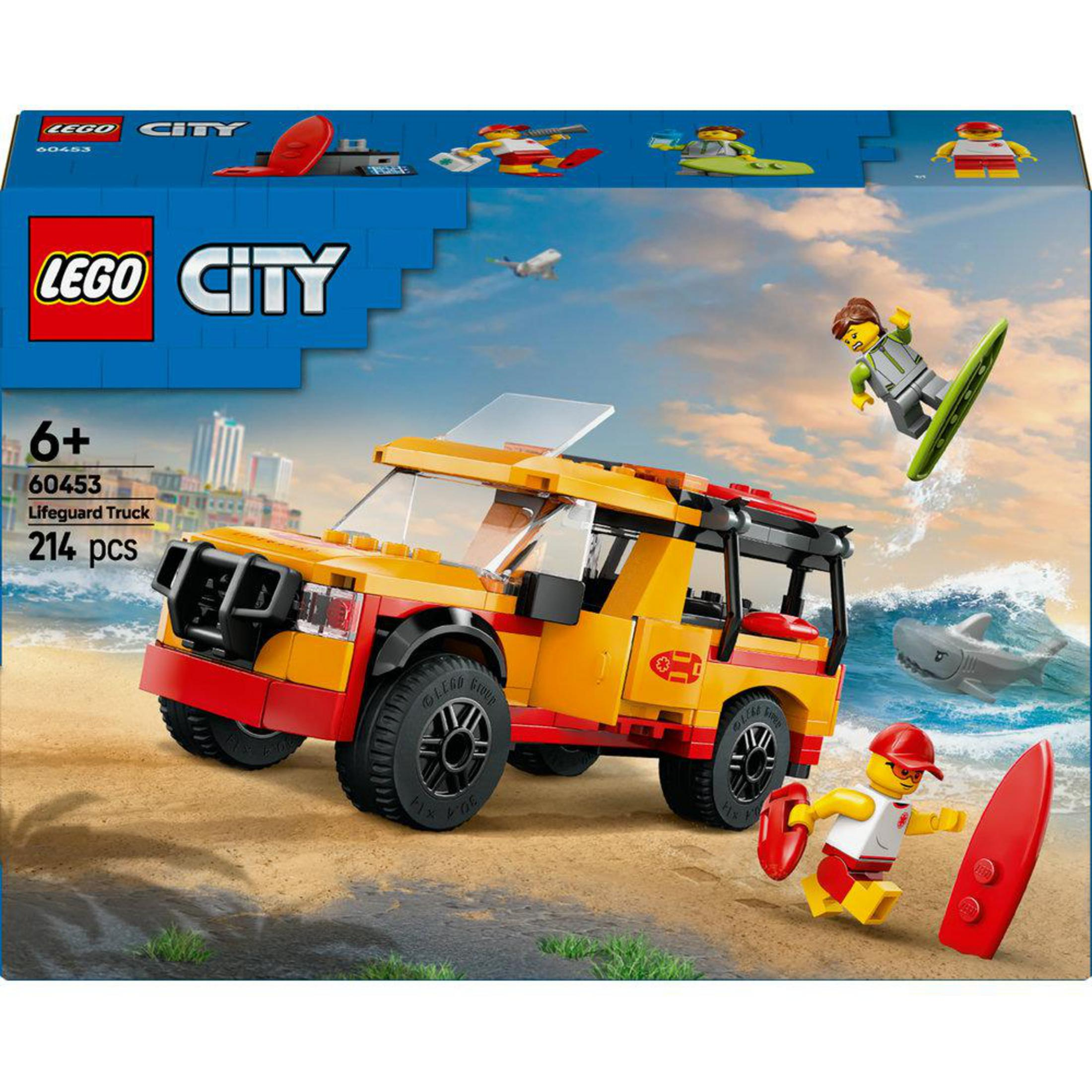 Set Lego City. Camion salvavidas amarillo en arena, figuras surfeando y rescatando. Tiburón en agua.