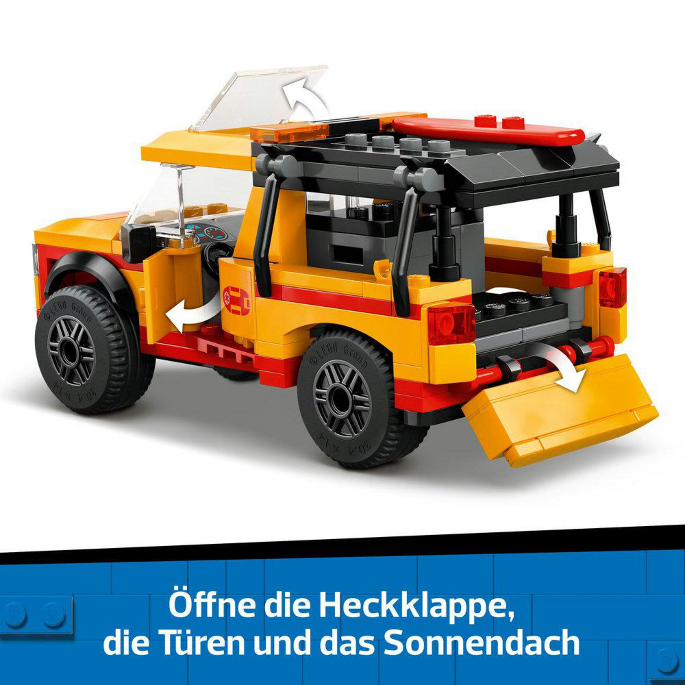 Un pick-up Lego jaune et orange avec des pneus noirs et divers éléments de portes et de toit.