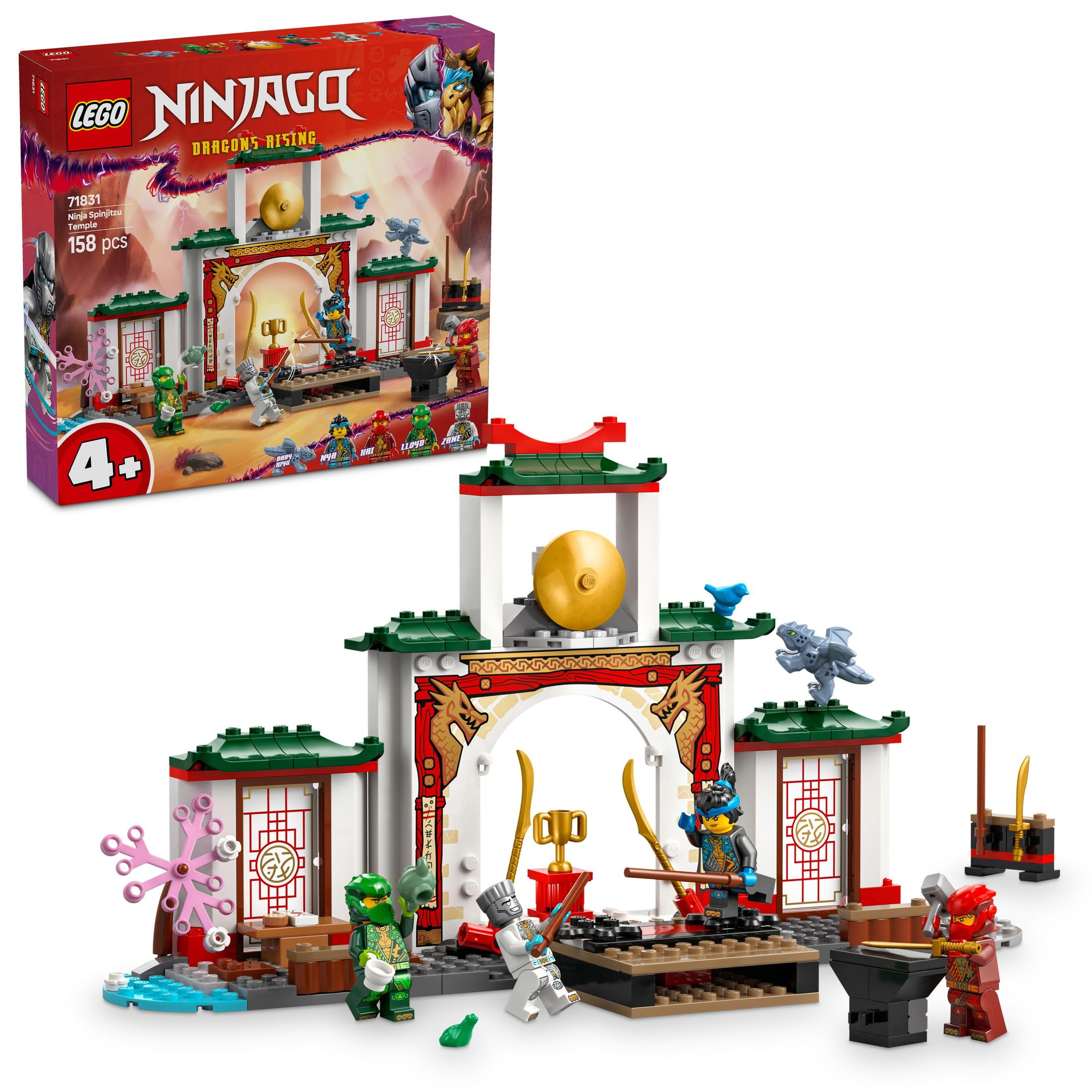 Set LEGO Ninjago con un tempio, ninja e varie armi. La scena è in un edificio con finiture rosse e dorate.