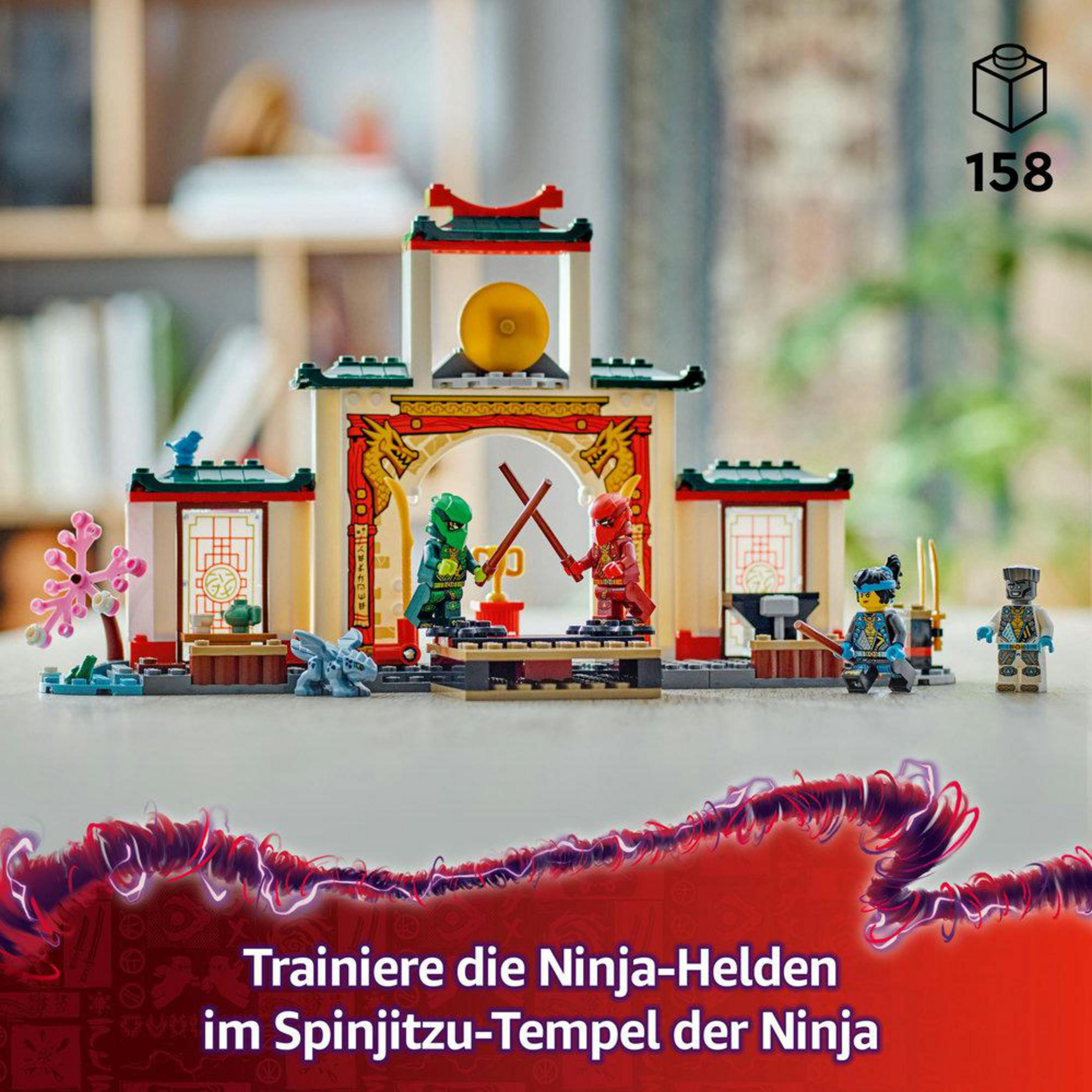 Set LEGO Ninjago con tempio ninja, ninja che combattono e vari elementi di costruzione. Illustrazione della scatola sullo sfondo.