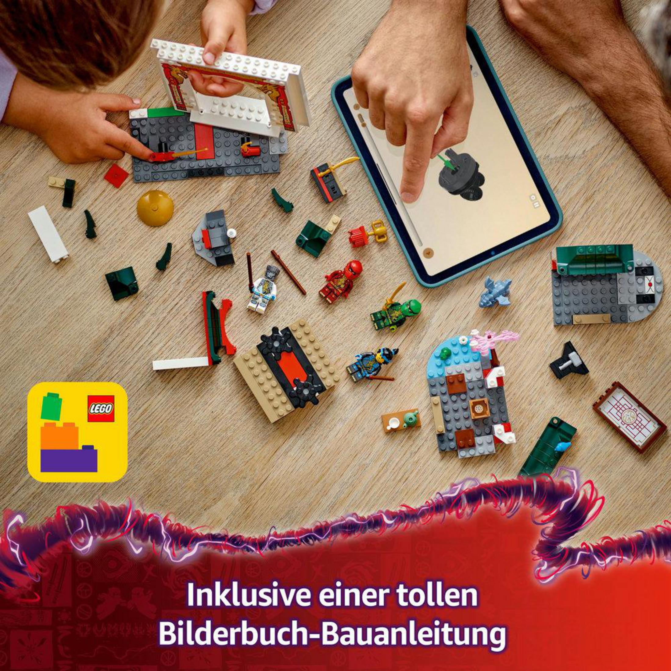 Mani di un bambino e di un adulto che costruiscono con mattoncini LEGO, accanto a un tablet.