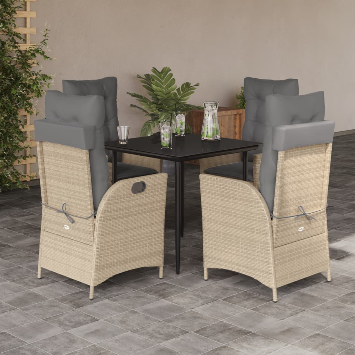 Set da patio esterno con quattro sedie, un tavolo e cuscini, pavimento in pietra.