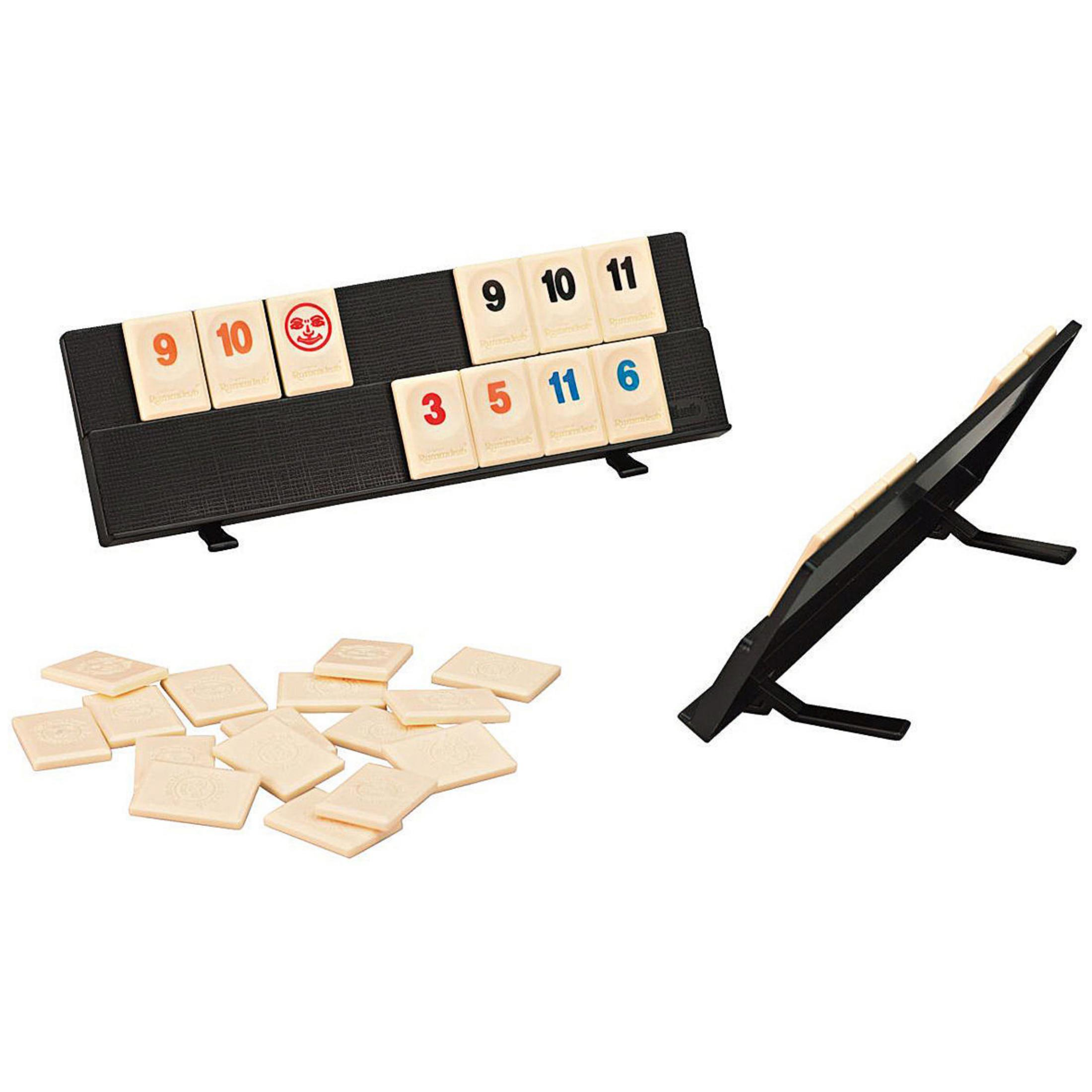 Kafelki i stojaki do gry Rummikub. Kafelki mają liczby, a stojaki są czarne. Białe tło.