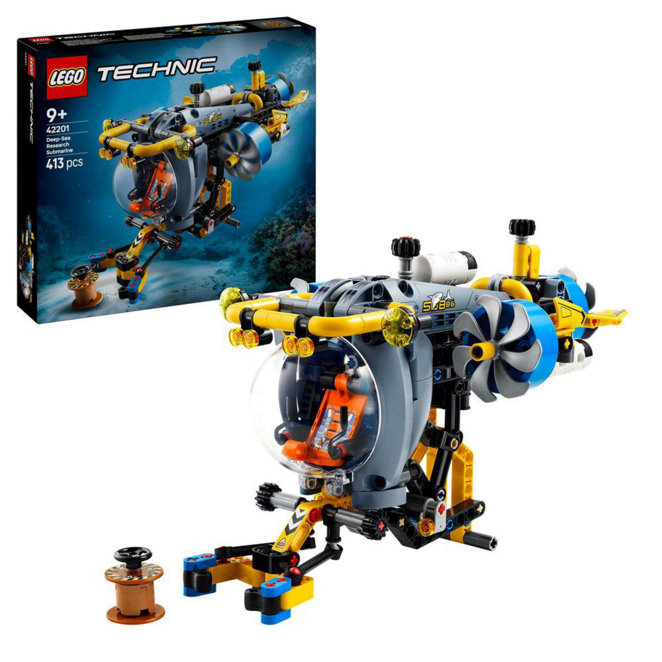 Şeffaf kokpit, pervane ve sarı detaylara sahip bir Lego Technic denizaltı modeli, beyaz zemin üzerinde.