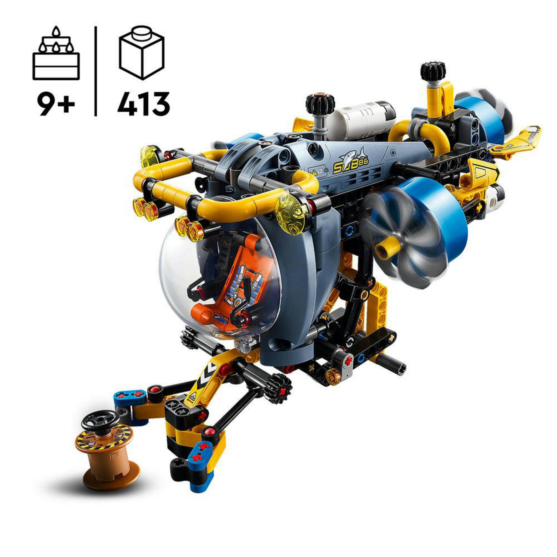Model łodzi podwodnej Lego z przezroczystym kokpitem, śmigłem i żółto-niebieskimi akcentami na białym tle.