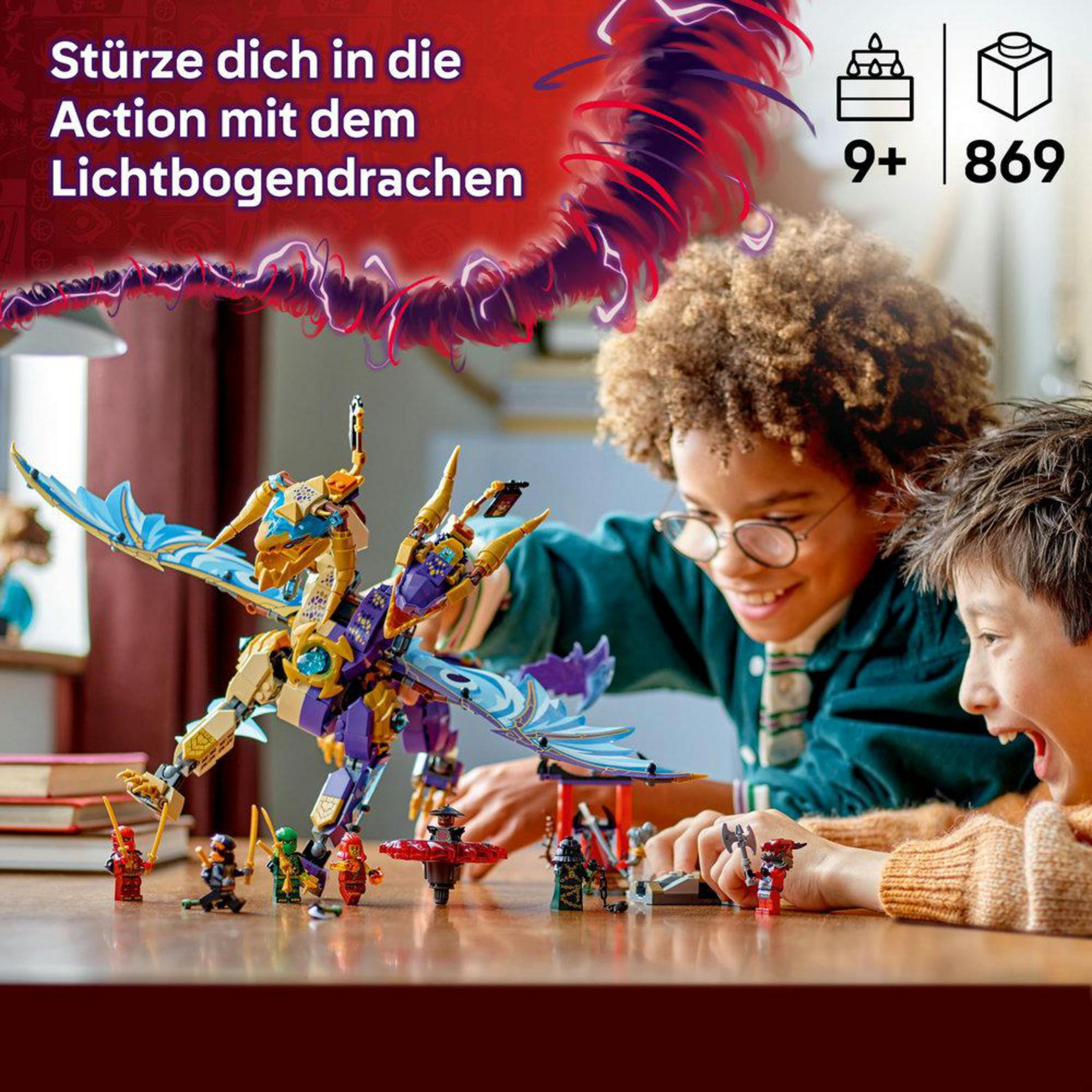Due ragazzi che giocano con un set Lego. Personaggi Lego e un drago. Sfondo con un tavolo.