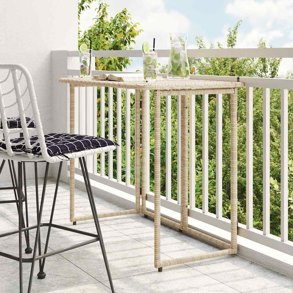 Una escena de balcón presenta una mesa, una silla y bebidas.