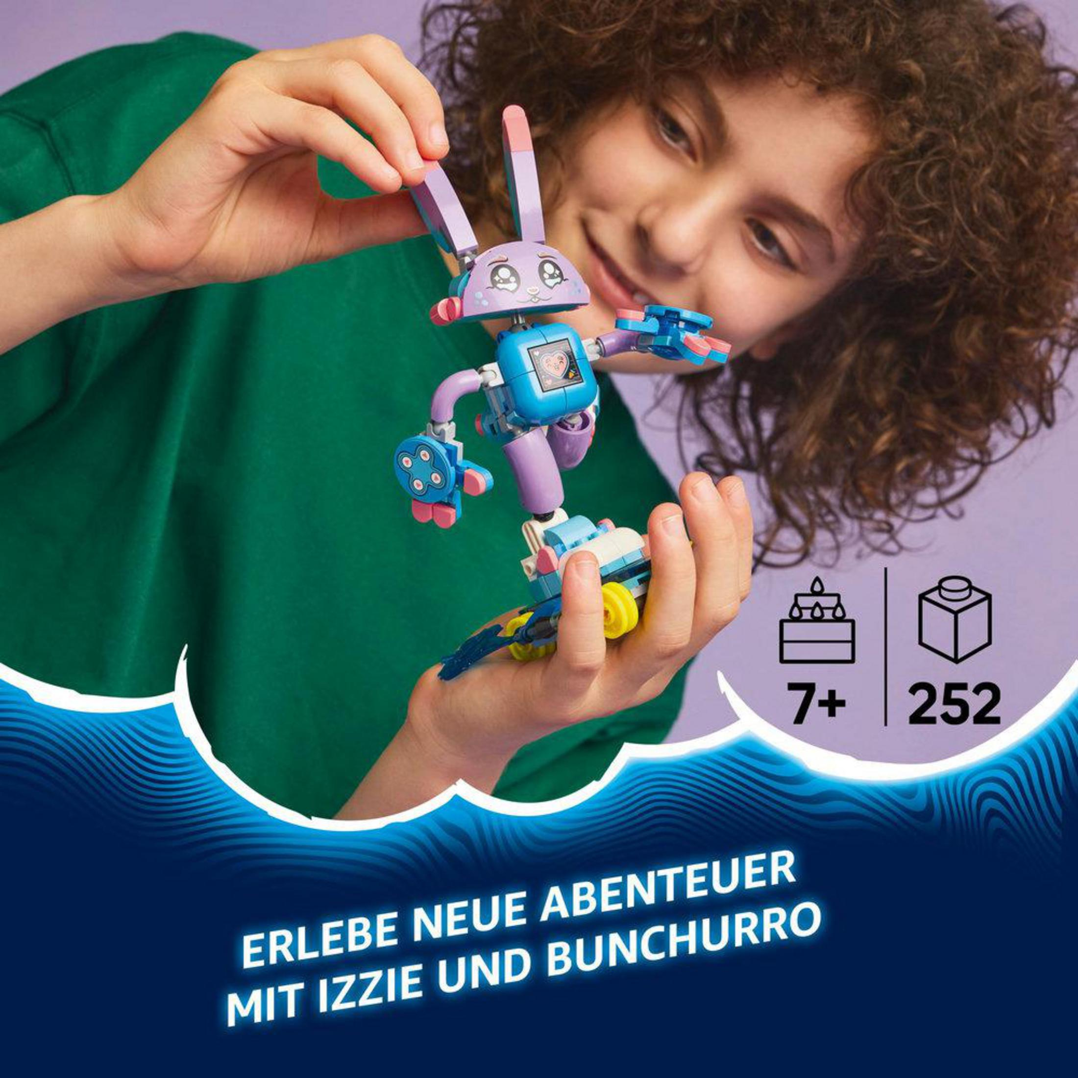 Un niño sostiene un conejo robot Lego con una combinación de colores azul y morado.
