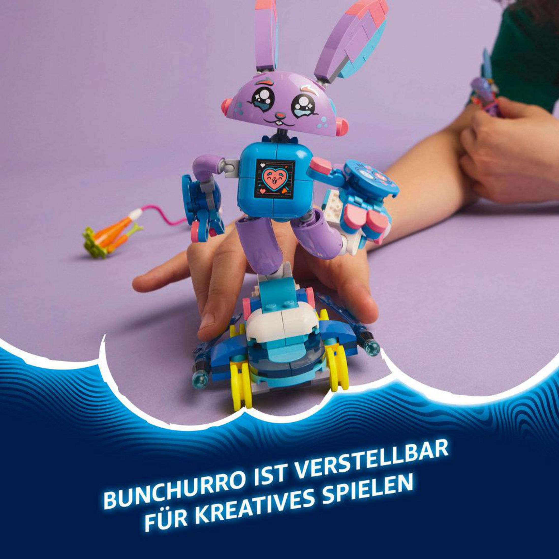 Robot Lego z królika jest trzymany przez rękę. Jest na niebiesko-żółtym pojeździe.