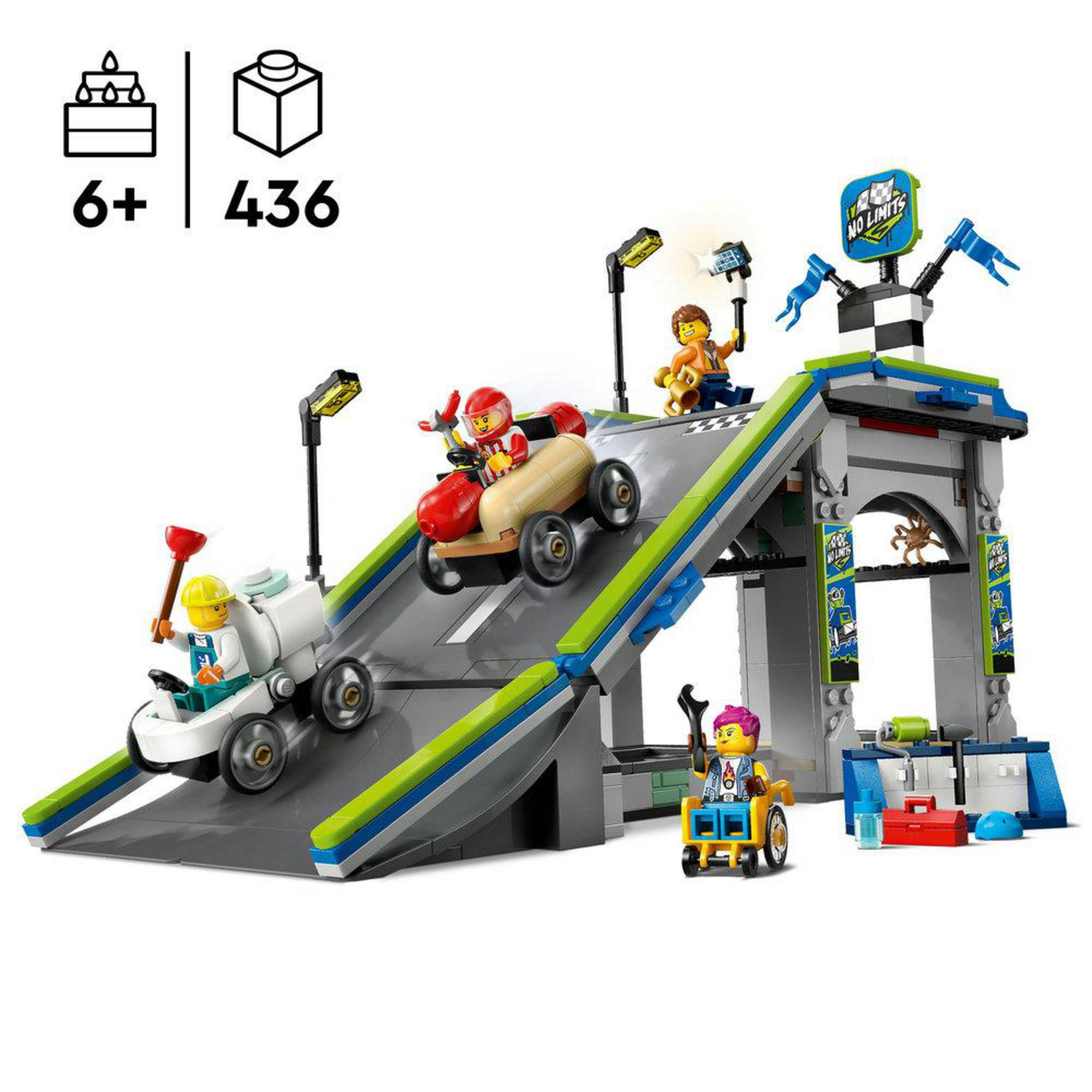 Zestaw Lego City Race Car z zawodnikami na rampach i różnymi figurkami. Zestaw jest na białym tle.