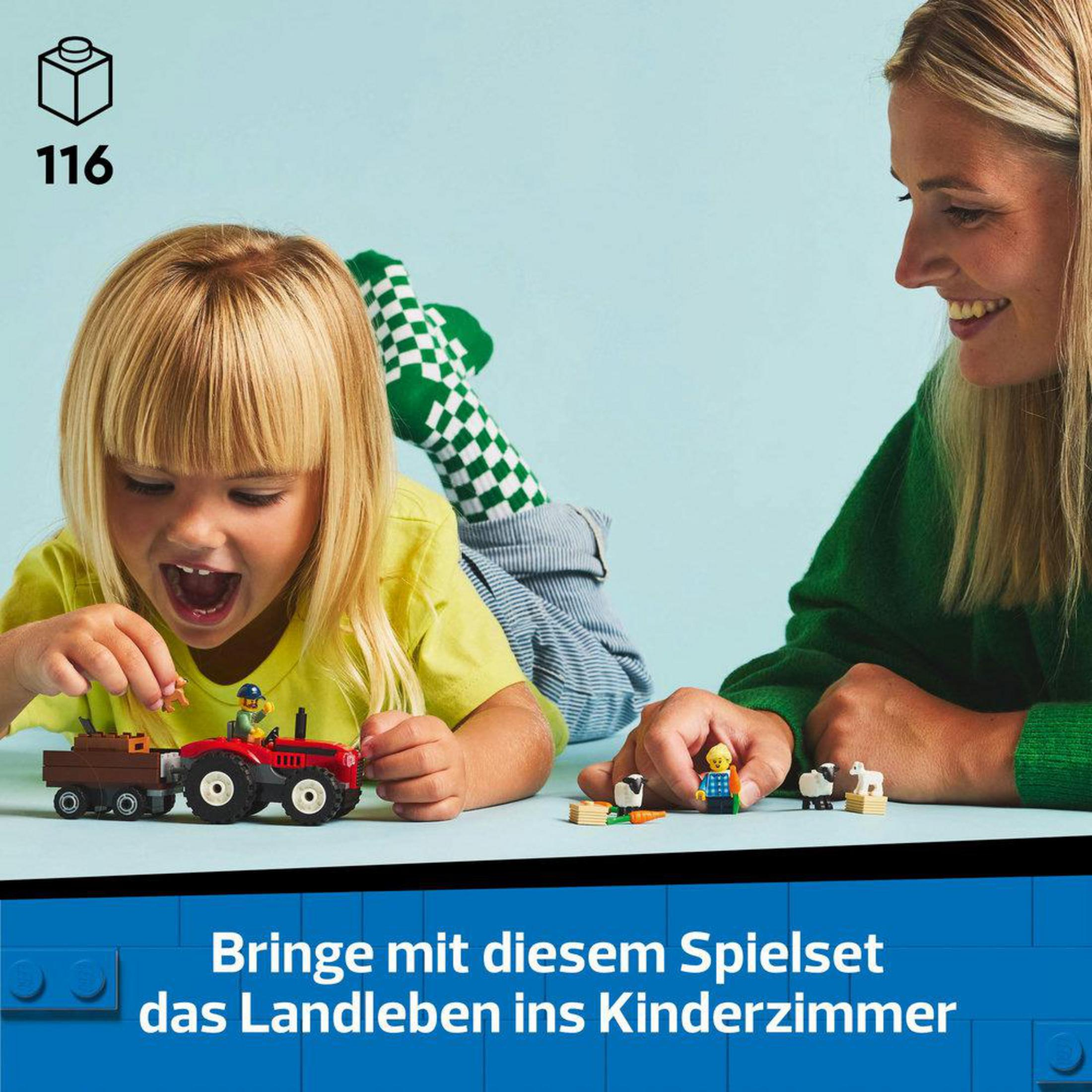 Ein Kind und ein Erwachsener spielen mit einem LEGO-Bauernhof-Set. Ein Traktor und Figuren sind sichtbar.