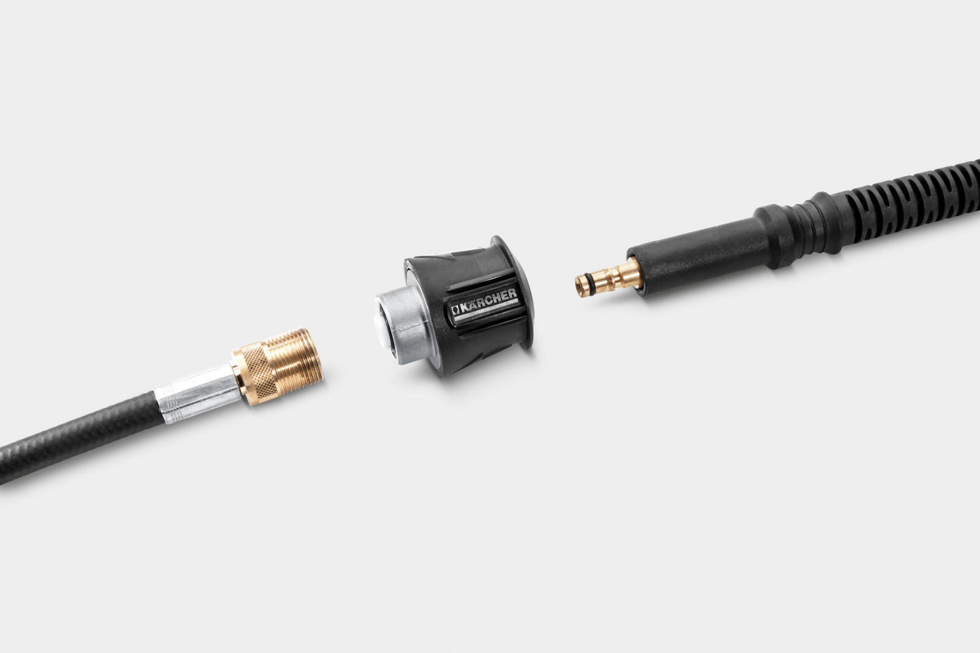 Manguera negra con conector de latón y conector plástico negro separado sobre fondo blanco.