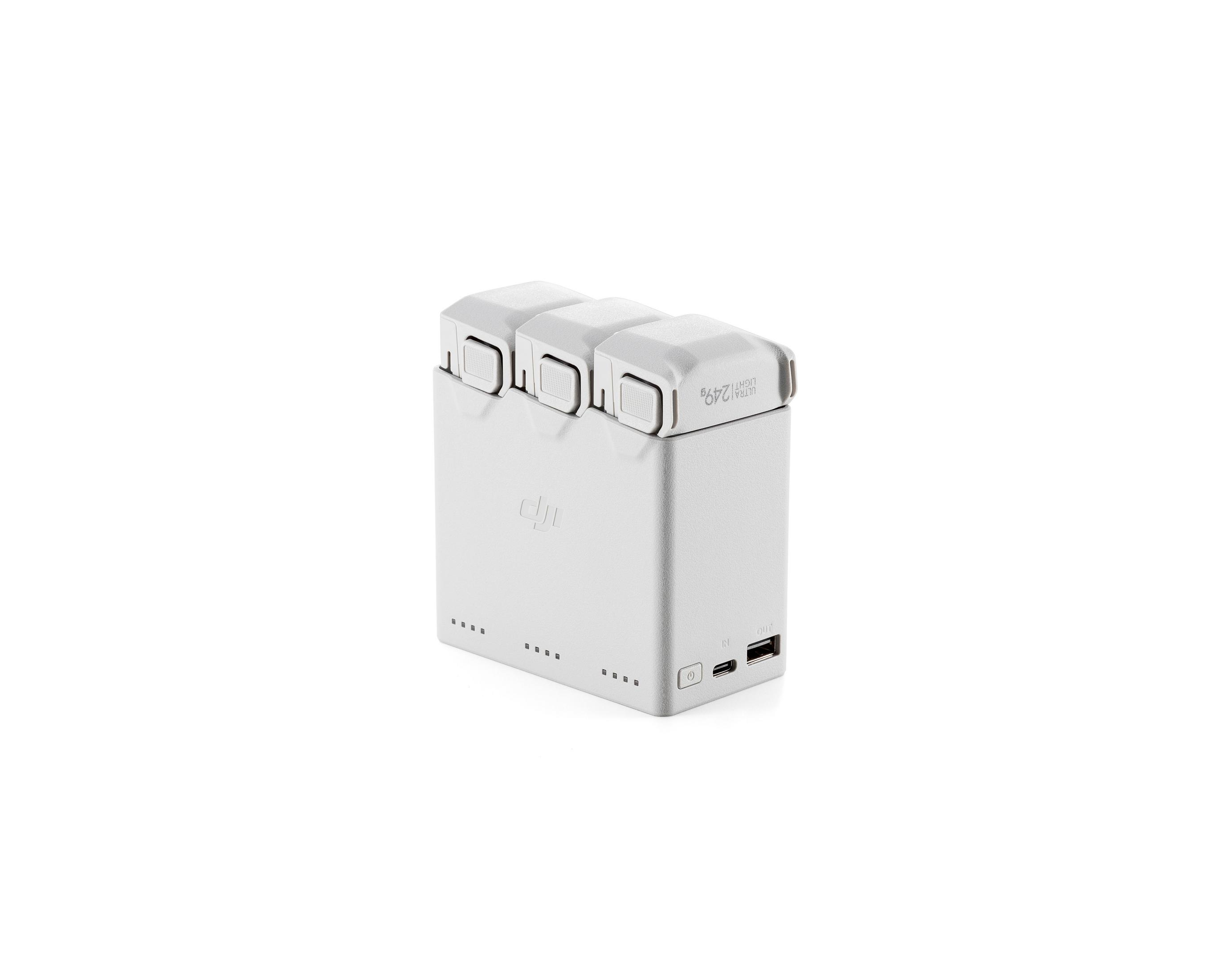 Weißes Drohnen-Ladegerät mit drei Schächten, mit USB-Anschluss, auf weißem Hintergrund.