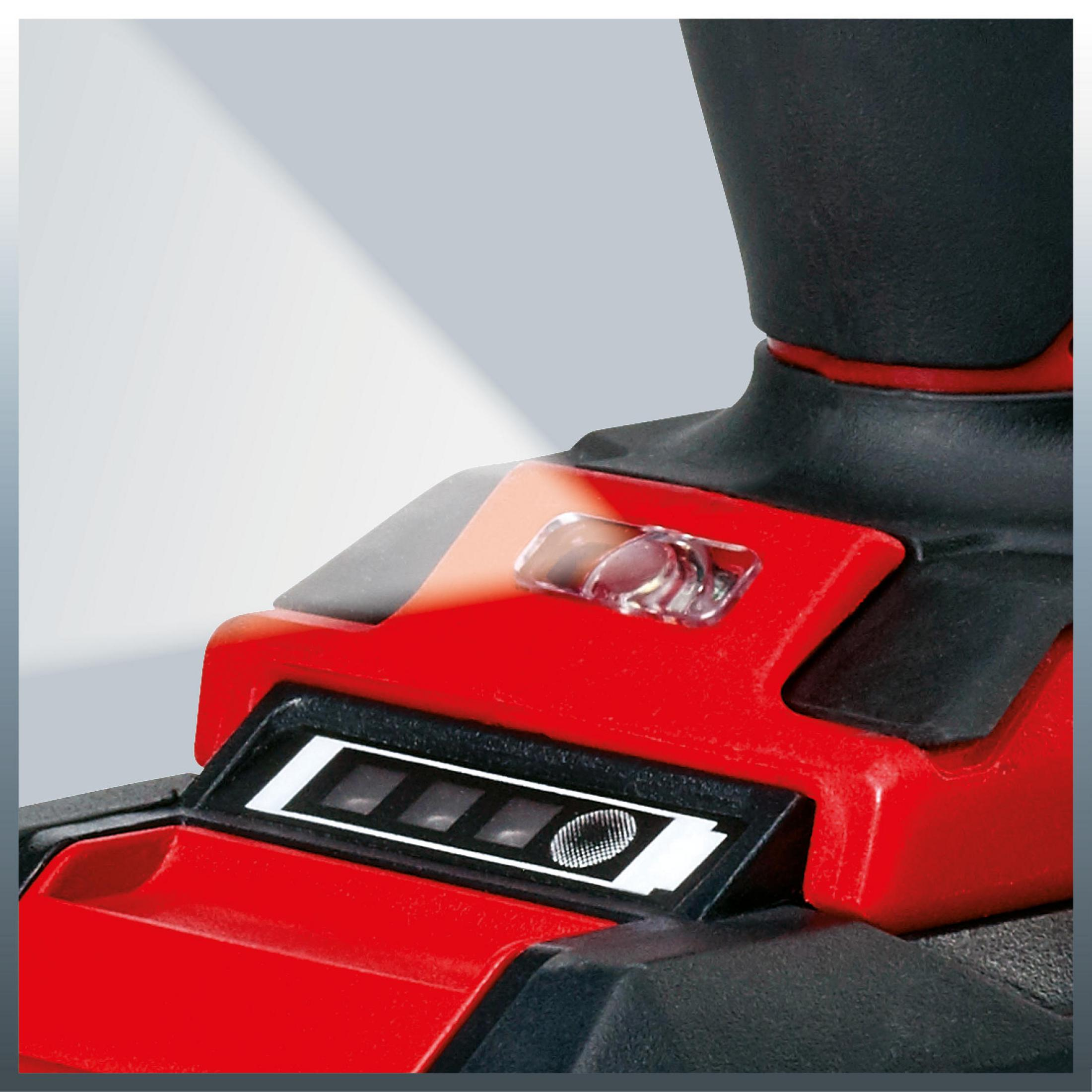 Zbliżenie wiertarki. Czerwone i czarne detale ze wskaźnikiem baterii.