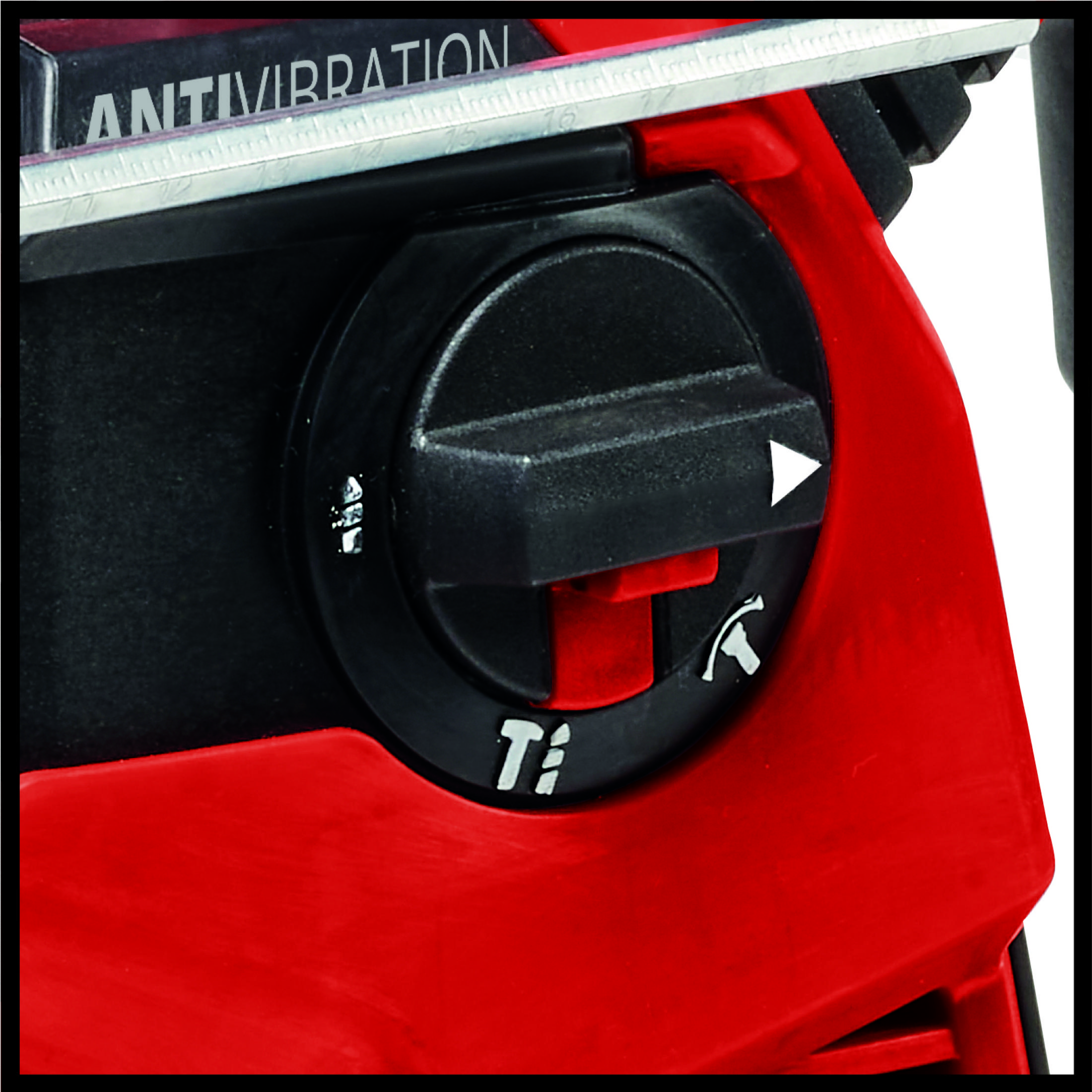 Zbliżenie czerwonego elektronarzędzia z czarnym pokrętłem. Pokrętło jest oznaczone literą T i symbolem.