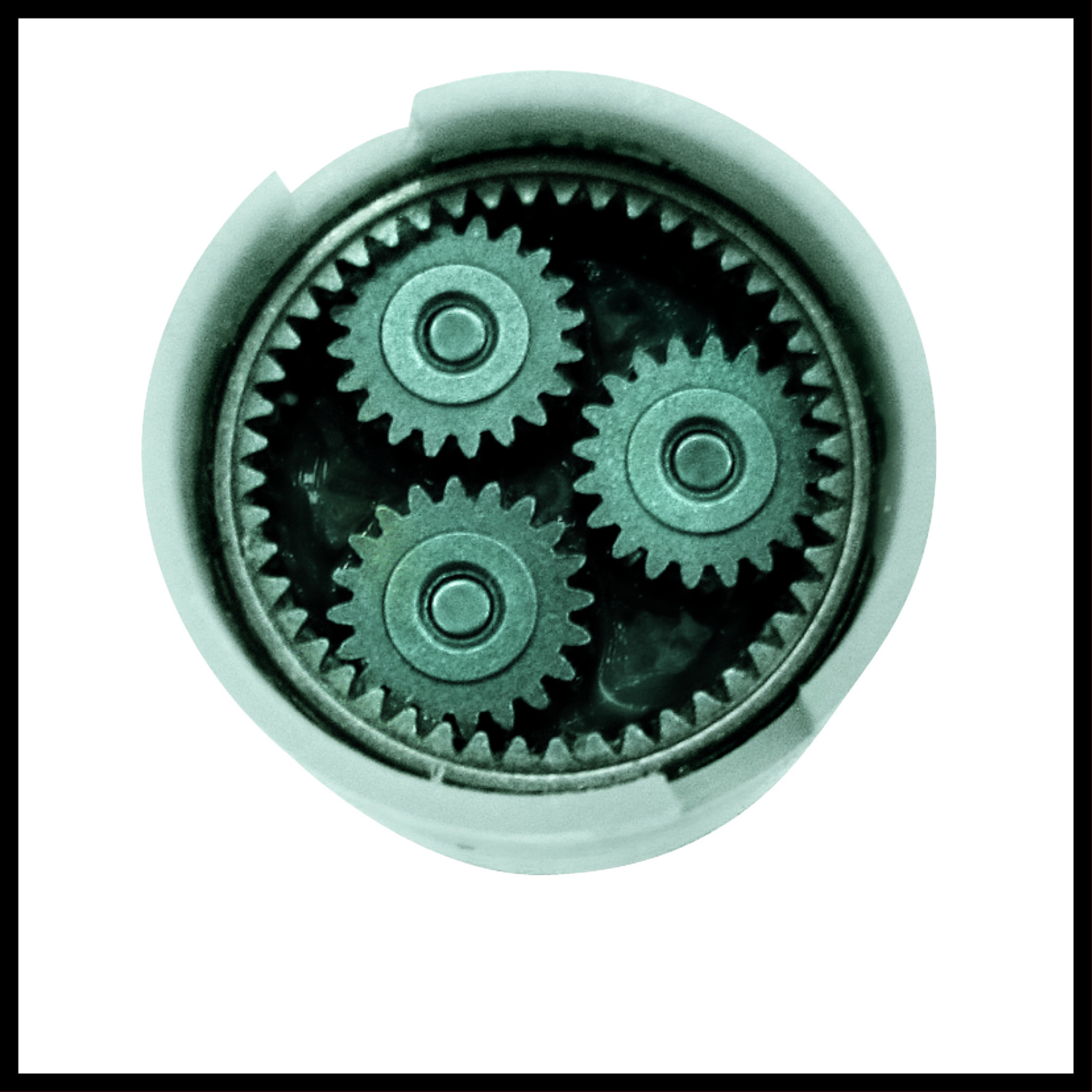 Zbliżenie mechanizmu zębatego, złożonego z wielu zazębiających się srebrnych kół zębatych.