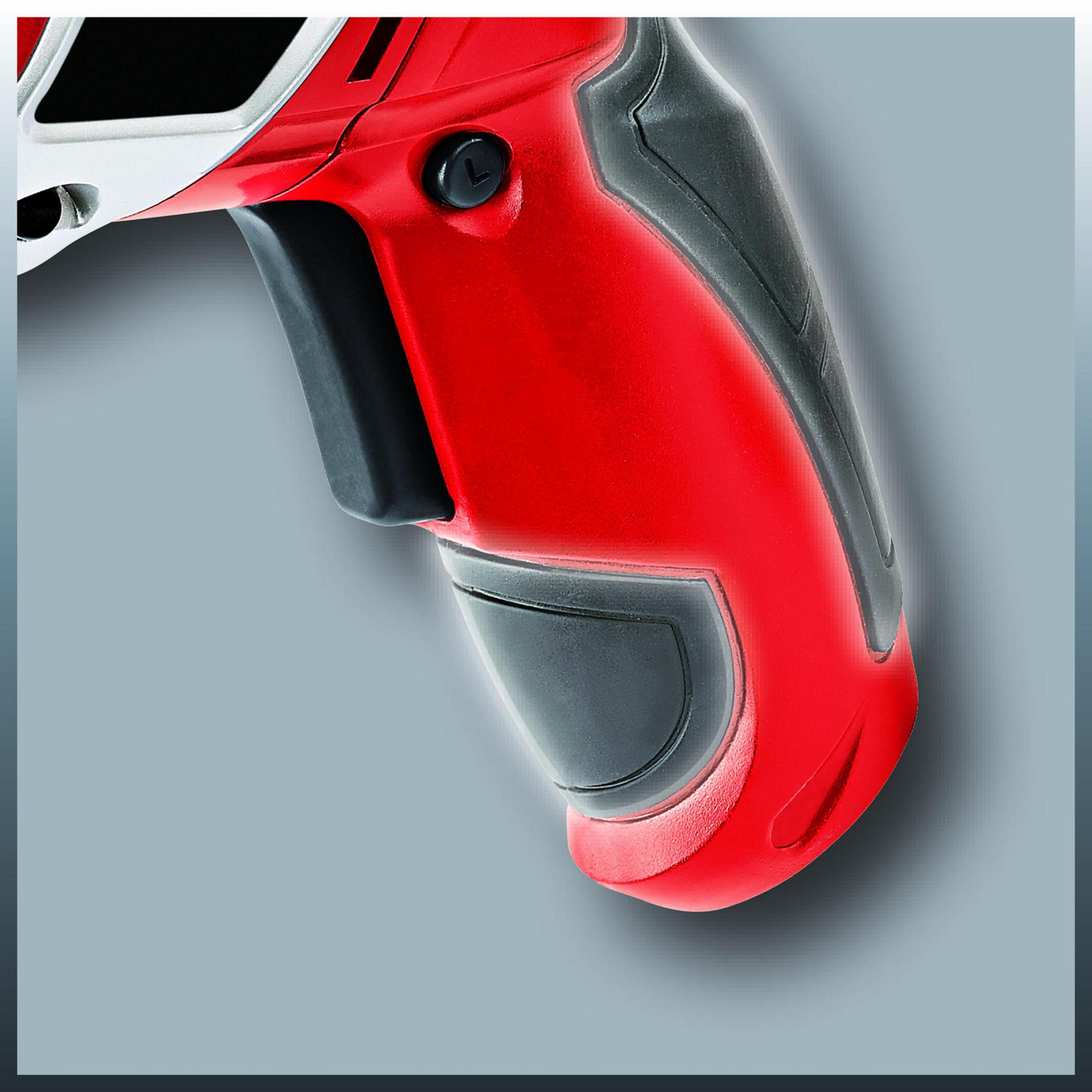 Zbliżenie czerwono-czarnej rękojeści wiertarki na szarym tle.