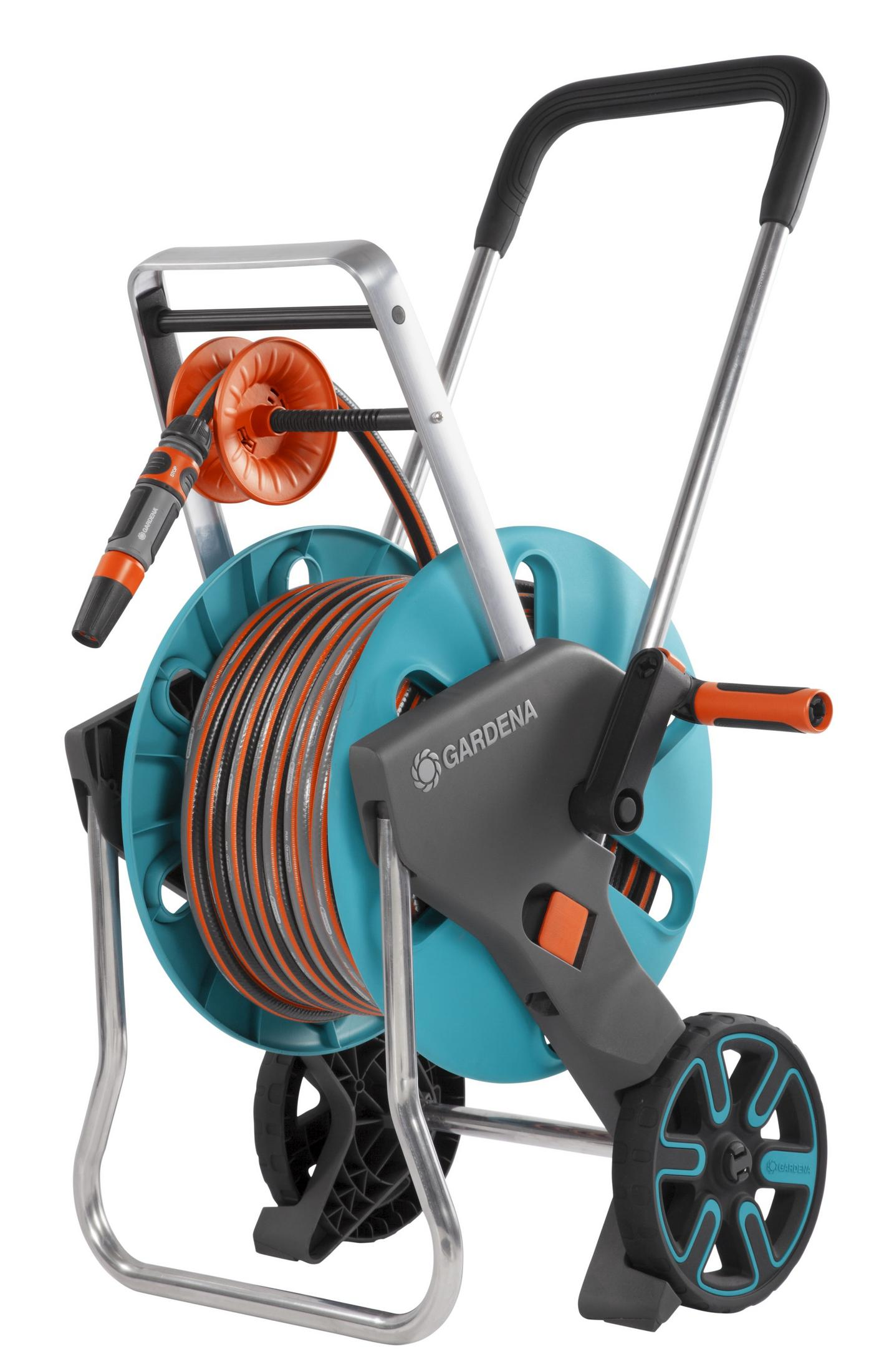 Blauer und orangefarbener Gartenschlauch auf einem Rollwagen. Der Wagen hat einen Griff und Räder.