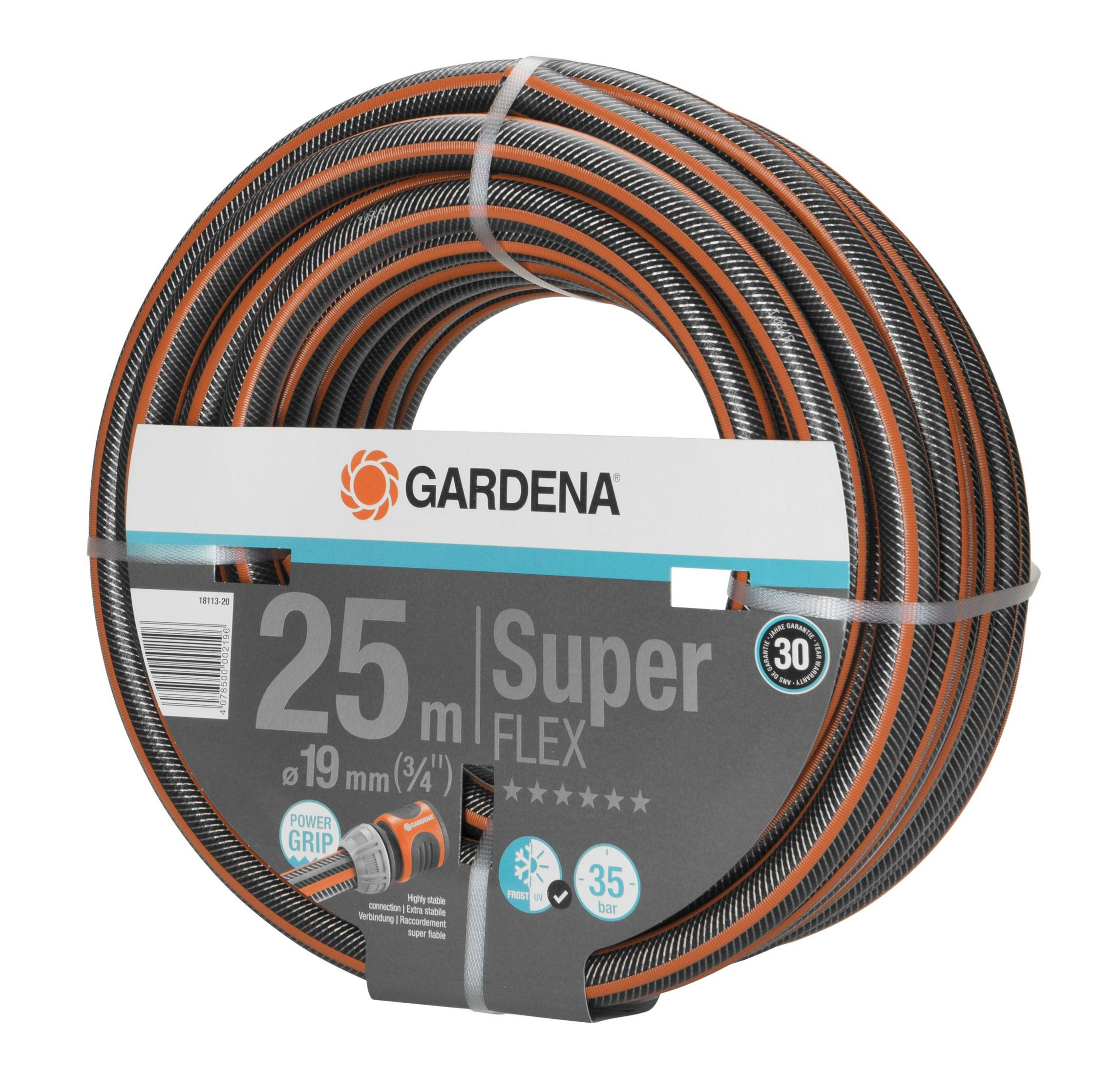 Gewickelter orange-schwarzer Gartenschlauch mit Produktinfo-Etikett. Er ist 25 m lang und Super Flex.