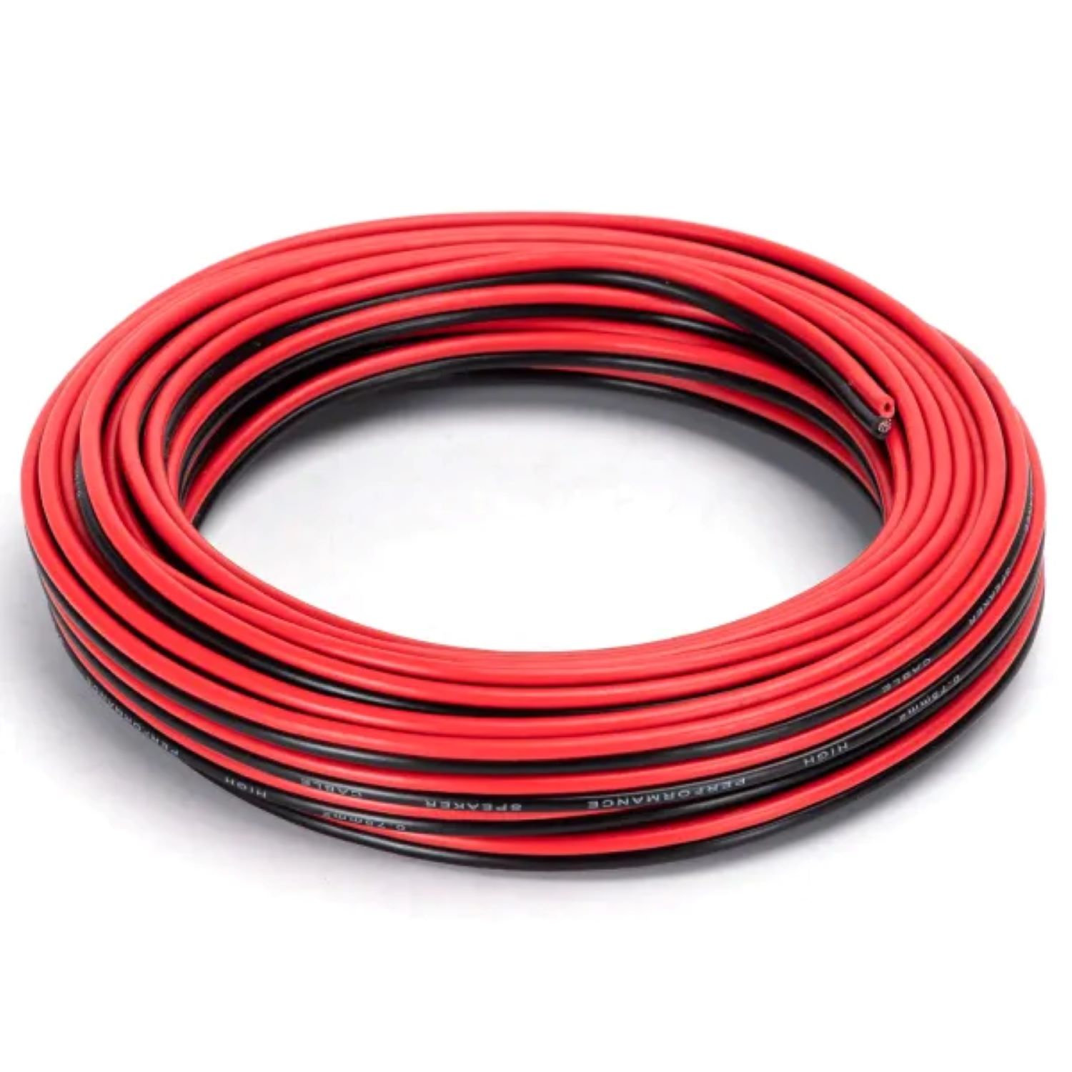 Cewka czerwonego i czarnego kabla głośnikowego, zbliżenie na białym tle.