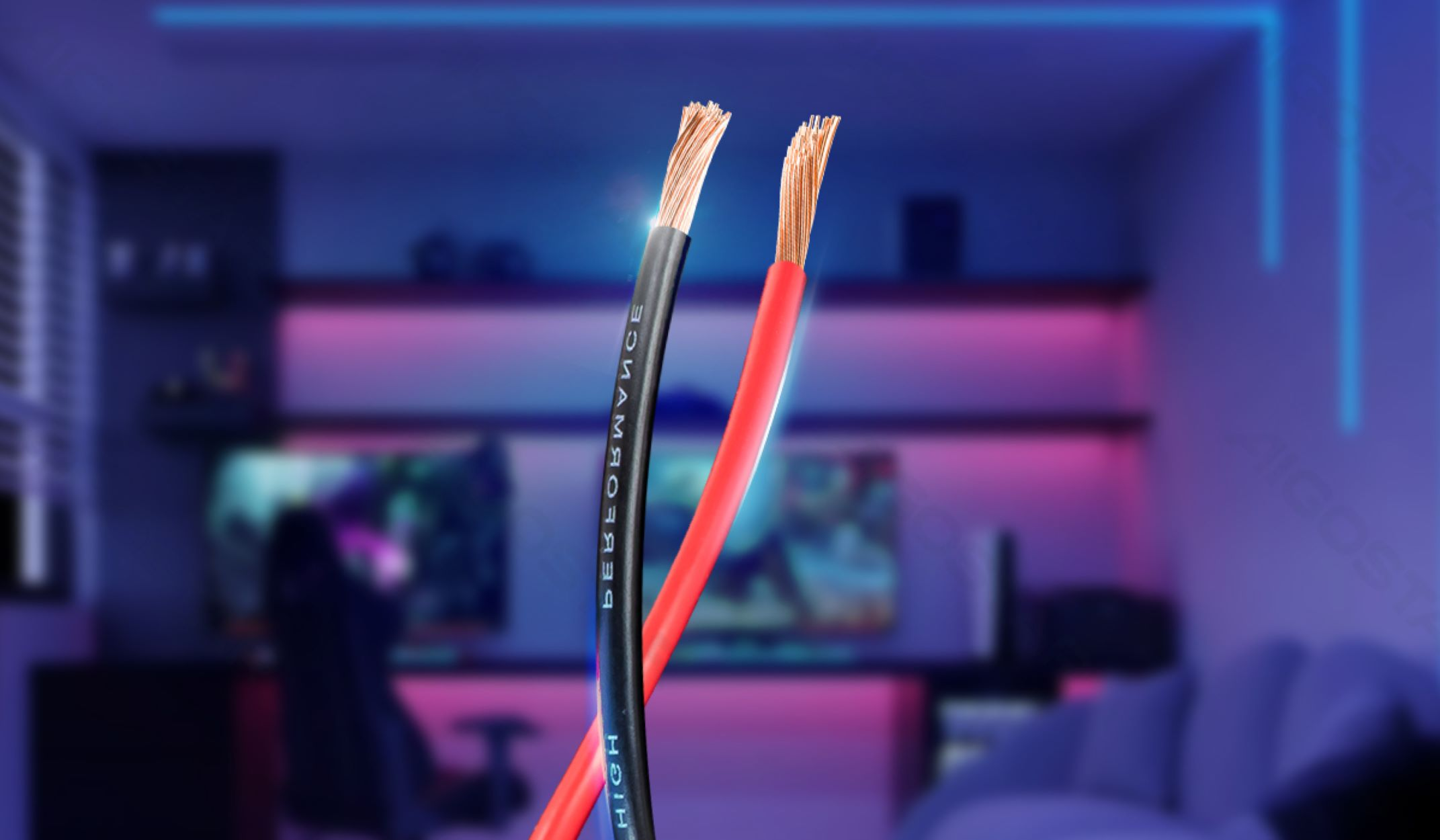 Dwa przewody, czarny i czerwony, z napisem 'HIGH PERFORMANCE' i tłem pokoju gier.