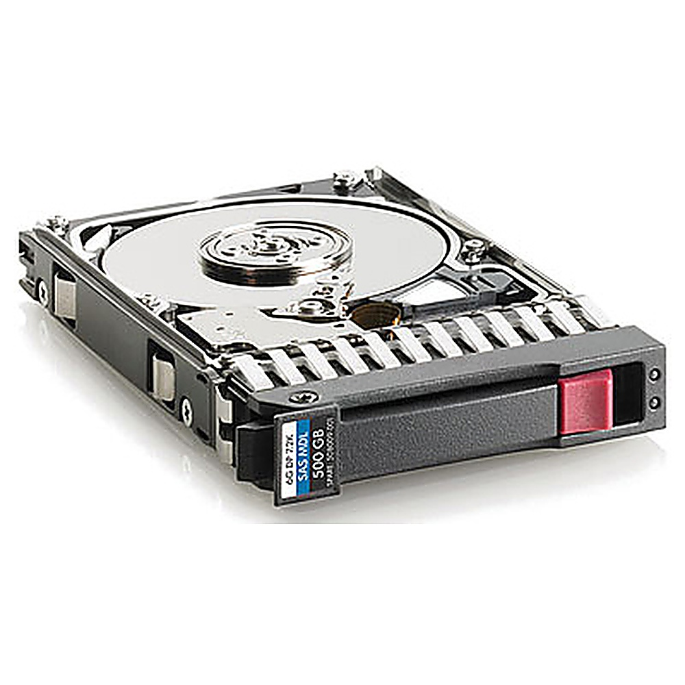 Disco rigido argentato con custodia nera. Una piccola etichetta indica 500 GB. È su sfondo bianco.