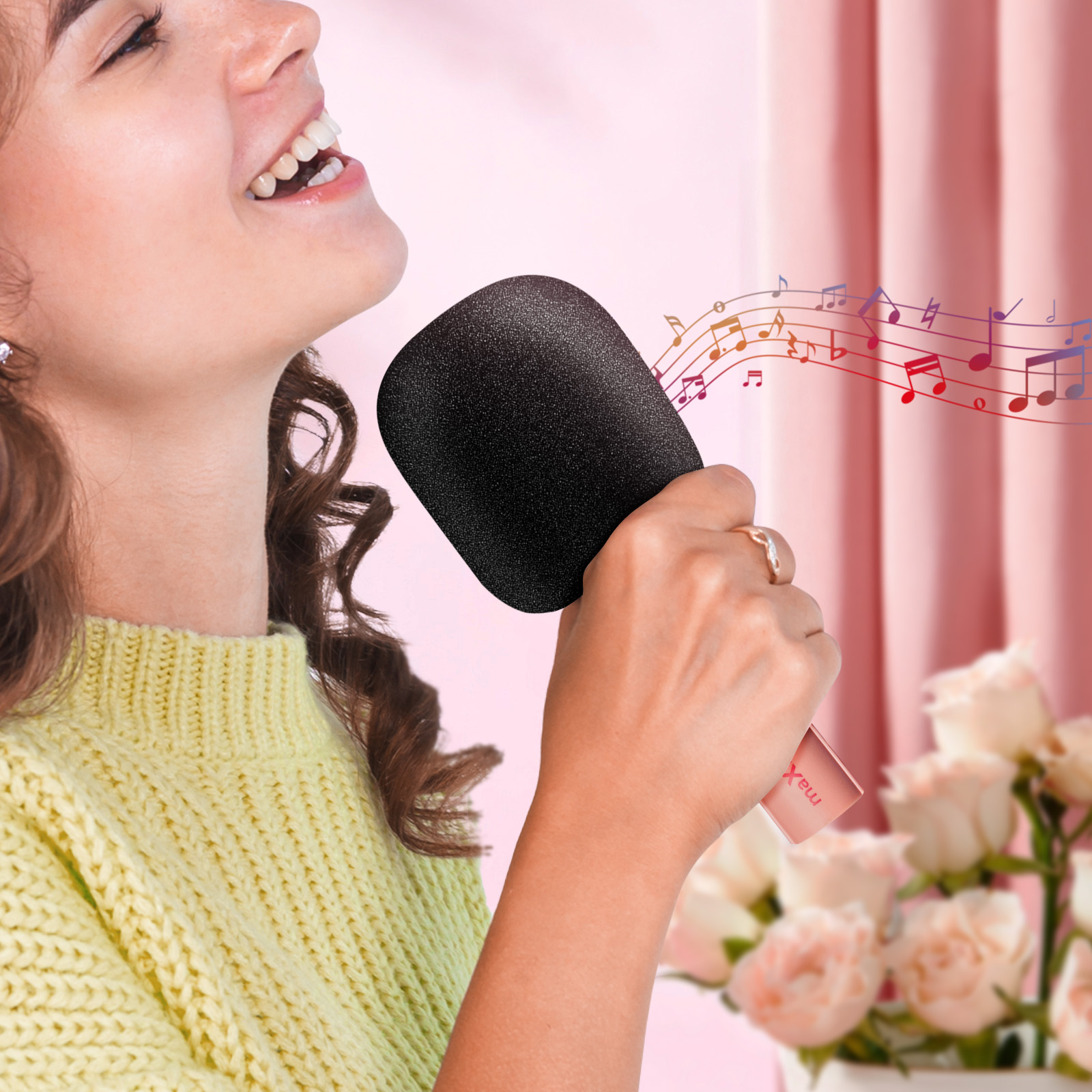 Donna che canta in un microfono nero, note musicali che fluttuano. Sfondo rosa con fiori.
