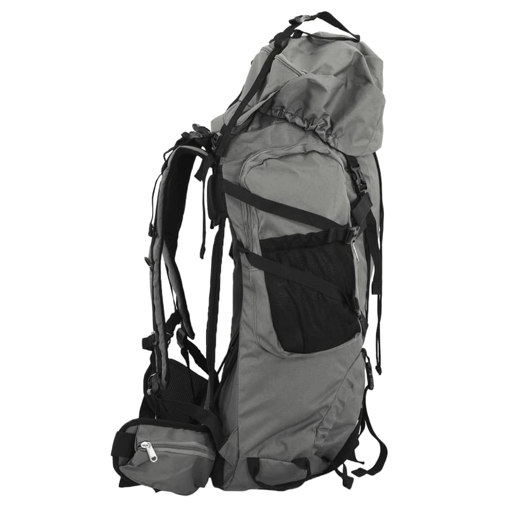 Grauer Rucksack mit schwarzen Riemen und Taschen, Seitenansicht. Es ist ein großer Rucksack.