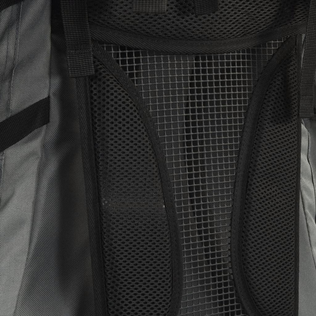 Nahaufnahme der Netz-Rückwand eines schwarzen Rucksacks mit Luftschlitzen.