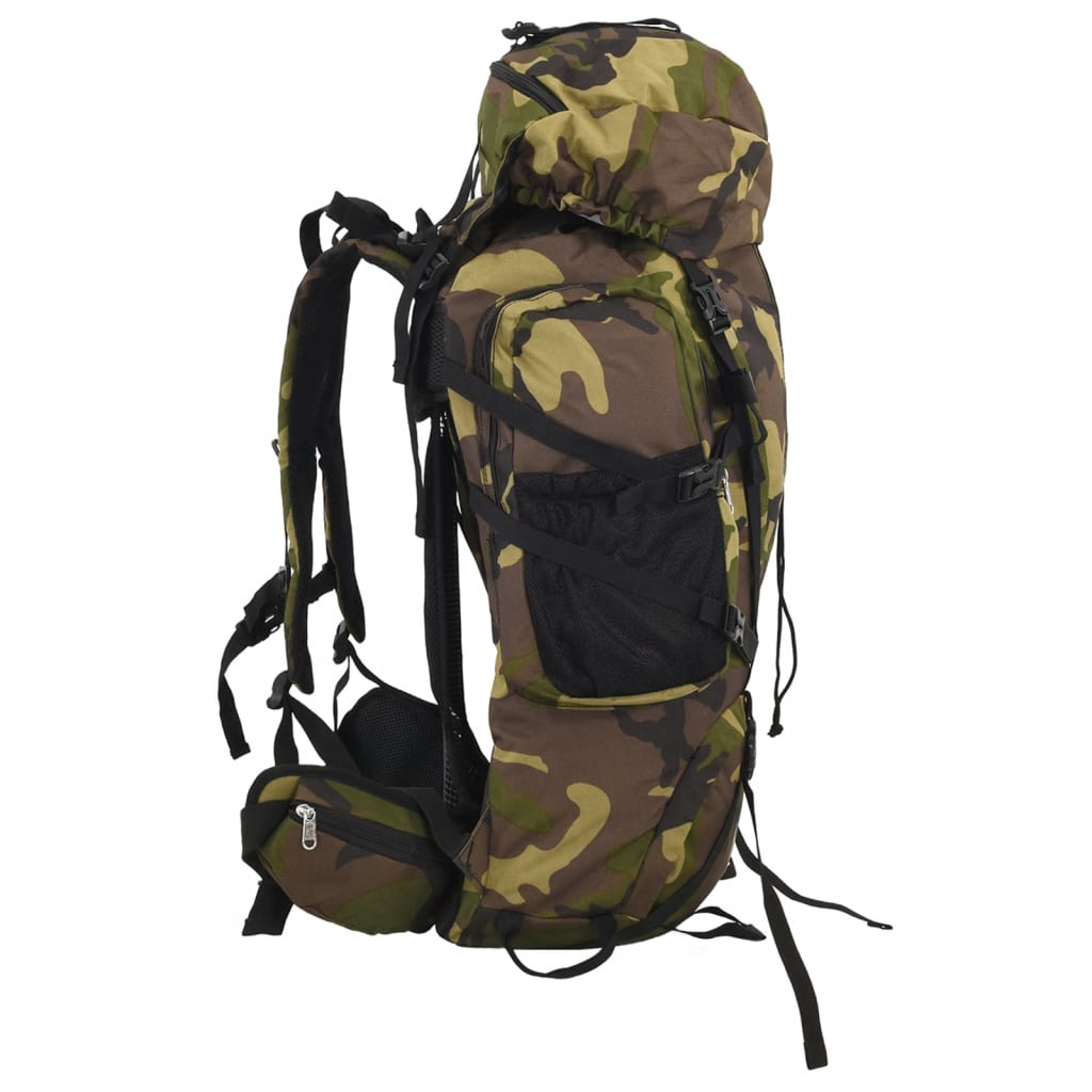 Ein Tarnrucksack mit mehreren Taschen, Riemen und einer oberen Klappe. Weißer Hintergrund.