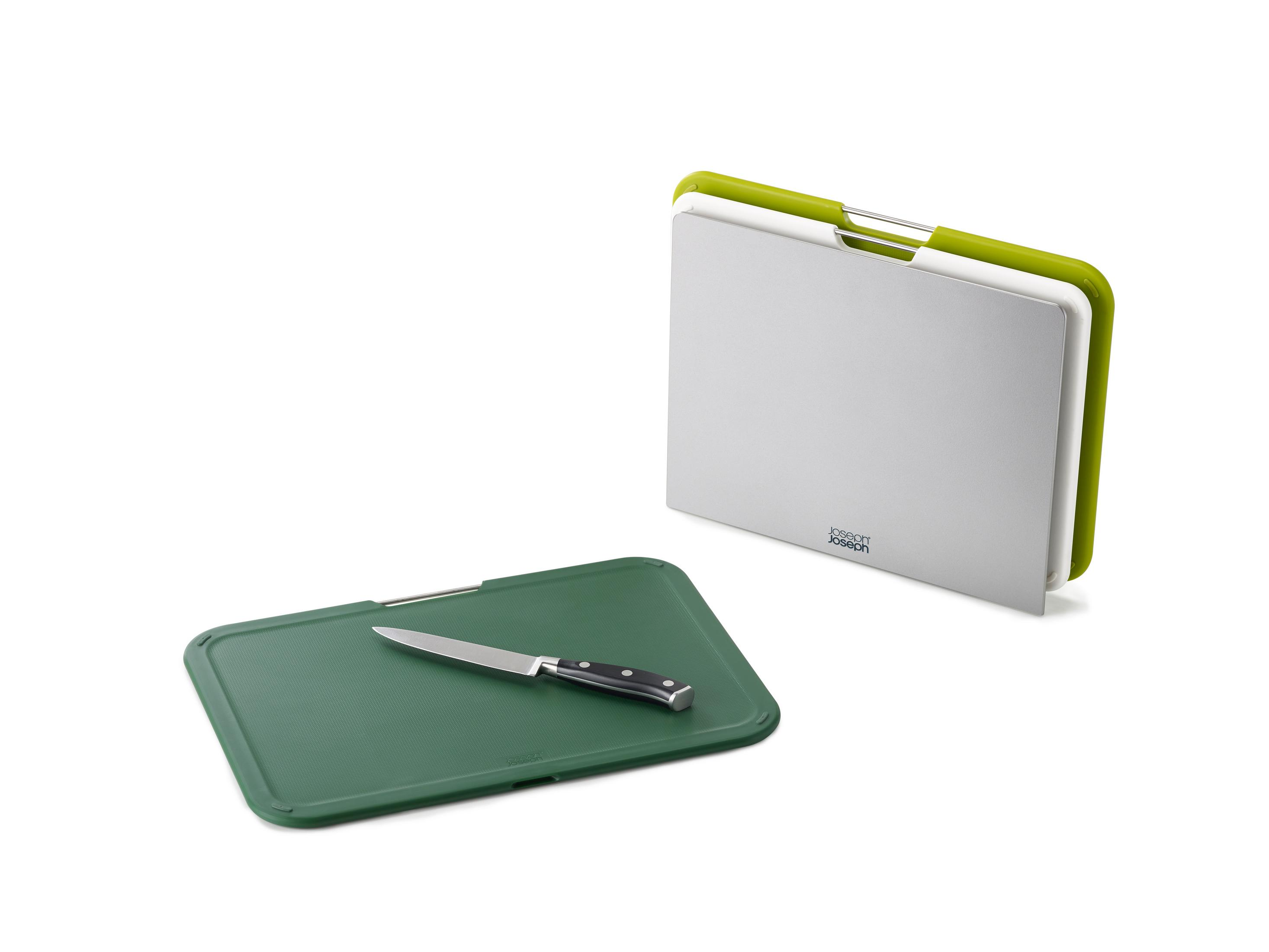 Dos tablas de cortar. Una verde con cuchillo, la otra cerrada y blanca/verde.
