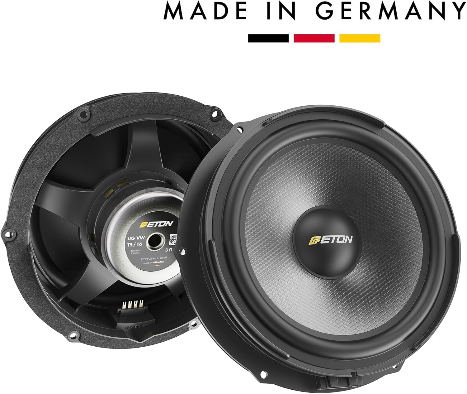 Zwei schwarze Autolautsprecher mit schwarzen Rahmen, Logo und Schriftzug "MADE IN GERMANY".